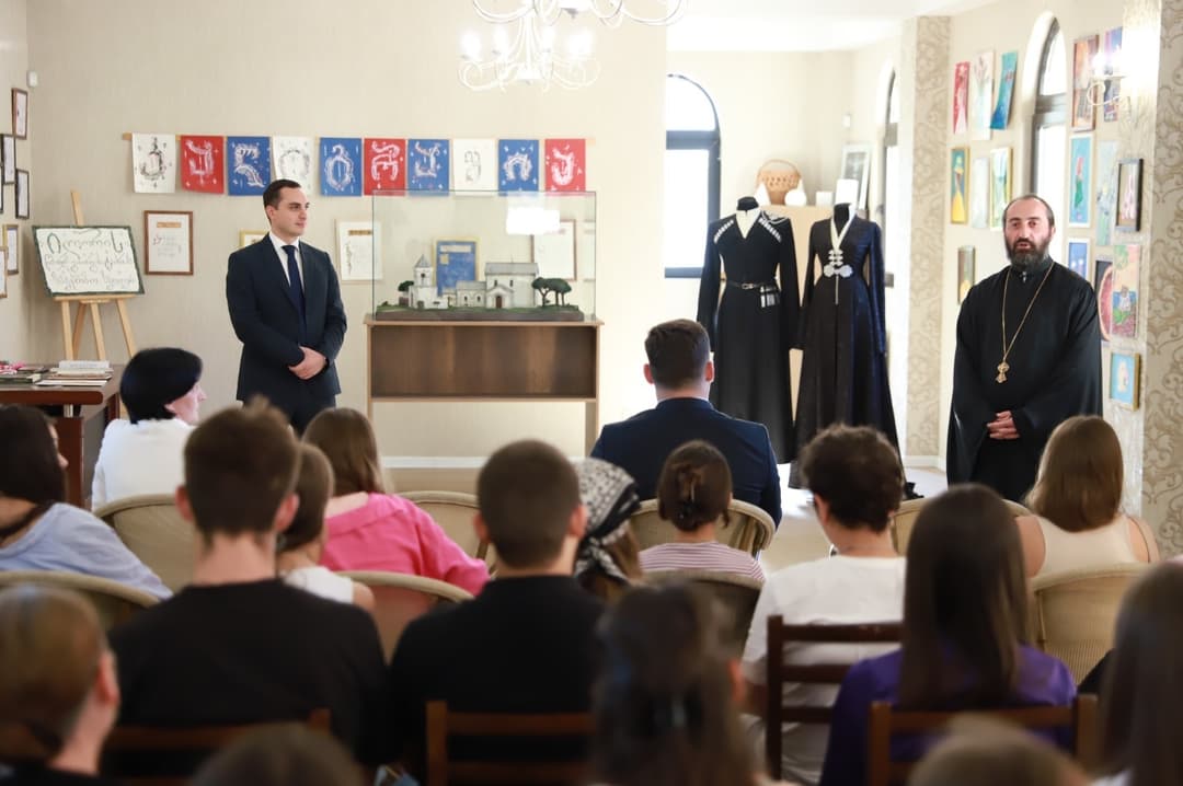 გიორგი ჯინჭარაძე აფხაზეთიდან დევნილ ახალგაზრდებს შეხვდა