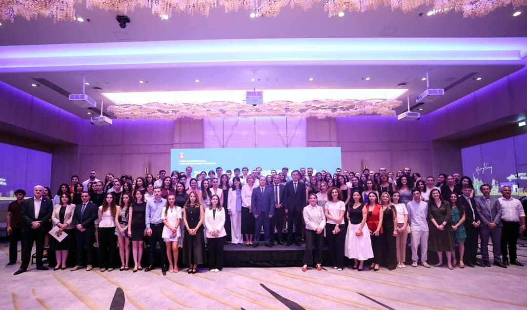 გივი მიქანაძემ 2025-2026 აკადემიური წლის სტიპენდიატებს წარმატება მიულოცა და საუკეთესო შედეგების მქონე სტუდენტს მინისტრის სახელობითი სტიპენდია გადასცა