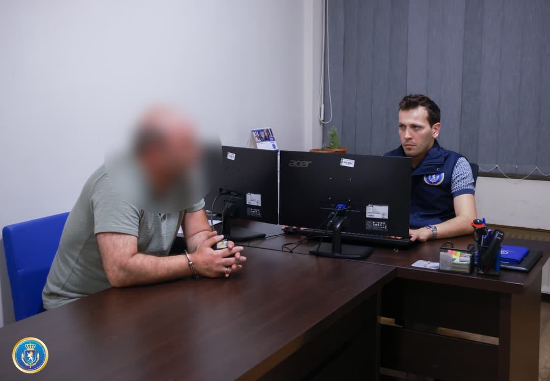 დიდი ოდენობით სხვისი ქონების მოტყუებით დაუფლების მცდელობის ფაქტზე ორი პირი დააკავეს