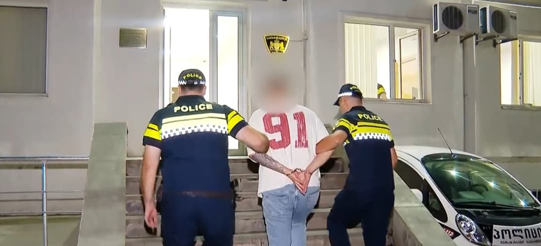 საპატრულო პოლიციამ ქრთამის მიცემისა და ყალბი დოკუმენტის გამოყენების ბრალდებით ერთი პირი დააკავა