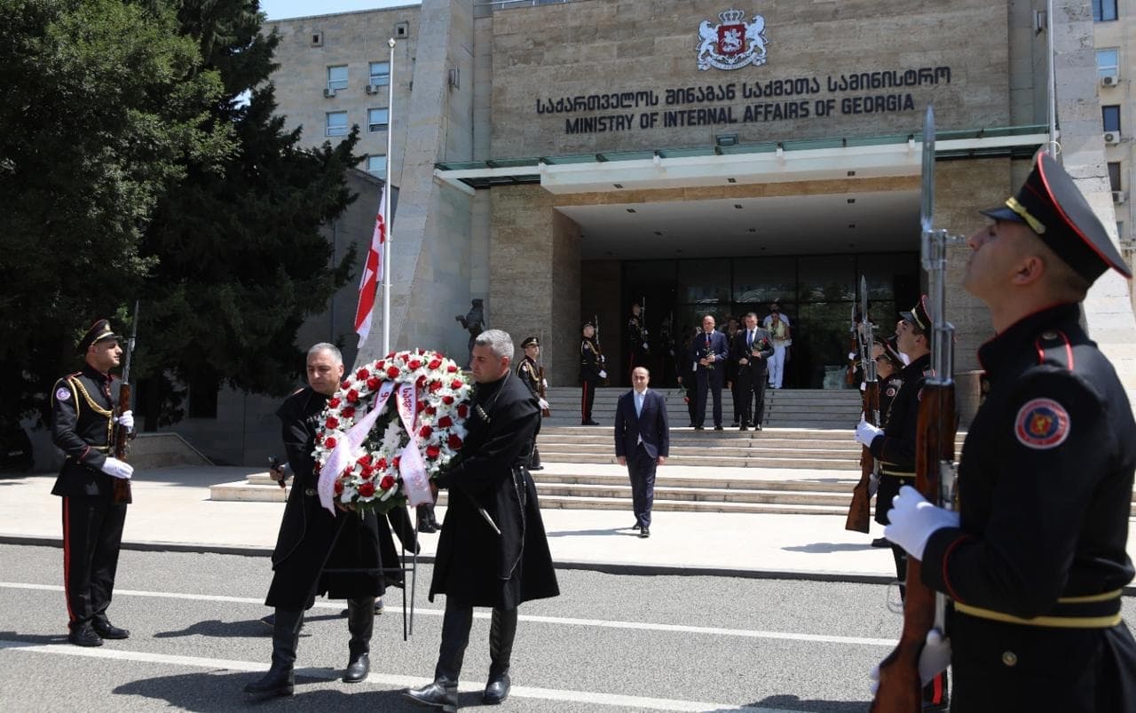 Frontnews image description