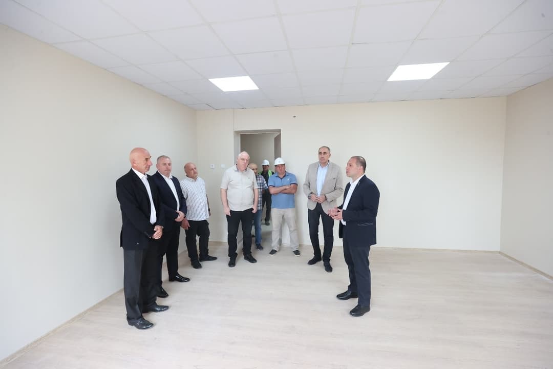 გივი მიქანაძე ქვემო ქართლის საგანმანათლებლო დაწესებულებებში მიმდინარე და დასრულებულ ინფრასტრუქტურულ სამუშაოებს გაეცნო