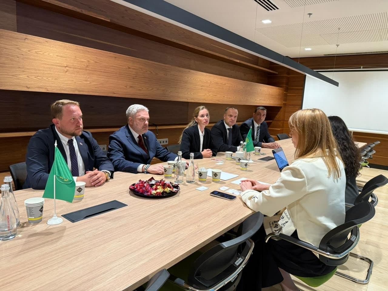 Frontnews image description