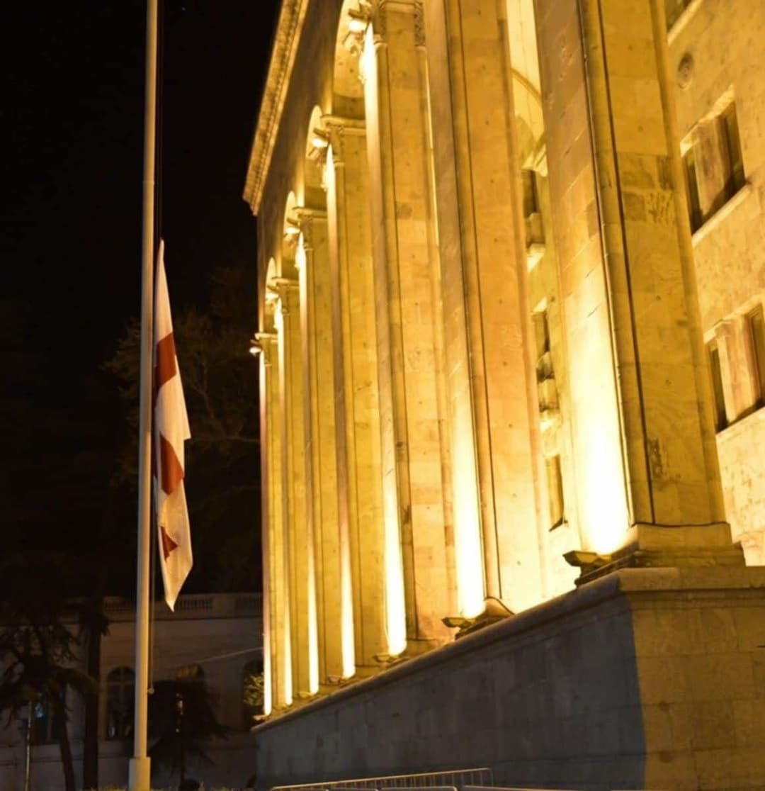 აგვისტოს ომში დაღუპულთა ხსოვნის პატივსაცემად, პარლამენტის სასახლეზე საქართველოს სახელმწიფო დროშა დაეშვა