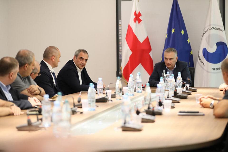 Frontnews image description