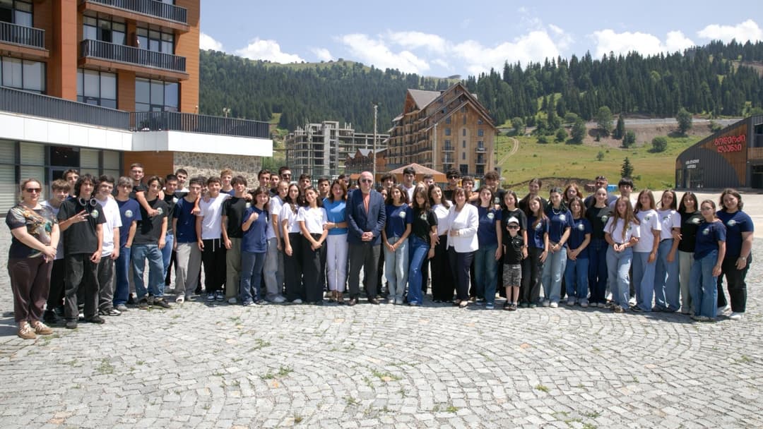 სულხან თამაზაშვილი საზაფხულო ბანაკის მონაწილეებს შეხვდა