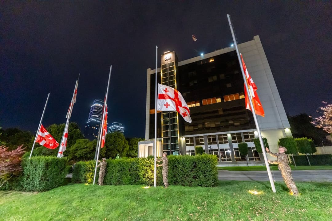 თავდაცვის სამინისტროში და თავდაცვის ძალების სამხედრო ბაზებზე სახელმწიფო დროშები დაეშვა