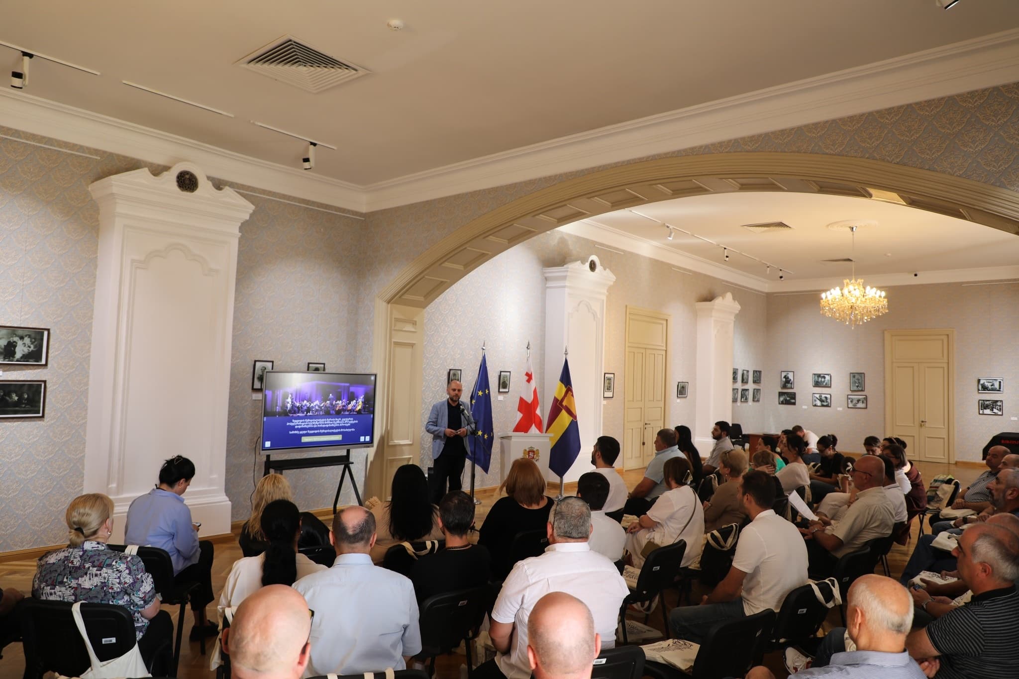 Frontnews image description