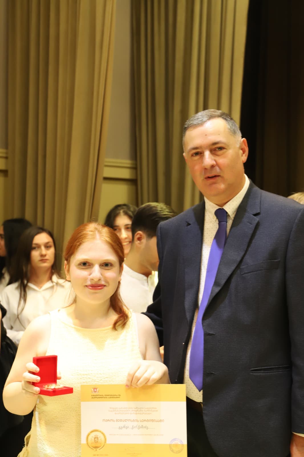 <p style="text-align: justify">თერჯოლაში სკოლის მედალოსნების დაჯილდოების ცერემონია გაიმართა.</p><p style="text-align: justify">2023-2024 სასწავლო წლის 67 წარჩინებულ კურსდამთავრებულს, ოქროს და ვერცხლის მედლები გადაეცათ.</p><p style="text-align: justify">მედლების გადაცემის საზეიმო ცერემონიას მუნიციპალიტეტის მერი მანუჩარ რობაქიძე, თერჯოლისა და ტყიბულის ეპარქიის მეუფე, მიტროპოლიტი გიორგი შალამბერიძე, იმერეთის სახელმწიფო რწმუნებულის ადმინისტრაციის რეგიონებთან ურთიერთობის ხელმძღვანელი დავით გორდელაძე, &nbsp;საკრებულოს თავმჯდომარის მოადგილე ჯემალ ისაკაძე ,თერჯოლის საგანმანათლებლო რესურსცენტრის ხელმძღვანელი ქეთევან შეყრილაძე, ადგილობრივი თვითმმართველობის და განათლების სფეროს სხვა წარმომადგენლები ესწრებოდნენ.</p><p style="text-align: justify">ოქროს მედალი 52 &nbsp;მოსწავლეს გადაეცა, ხოლო ვერცხლის მედლით 15 მოსწავლე დაჯილდოვდა.</p>