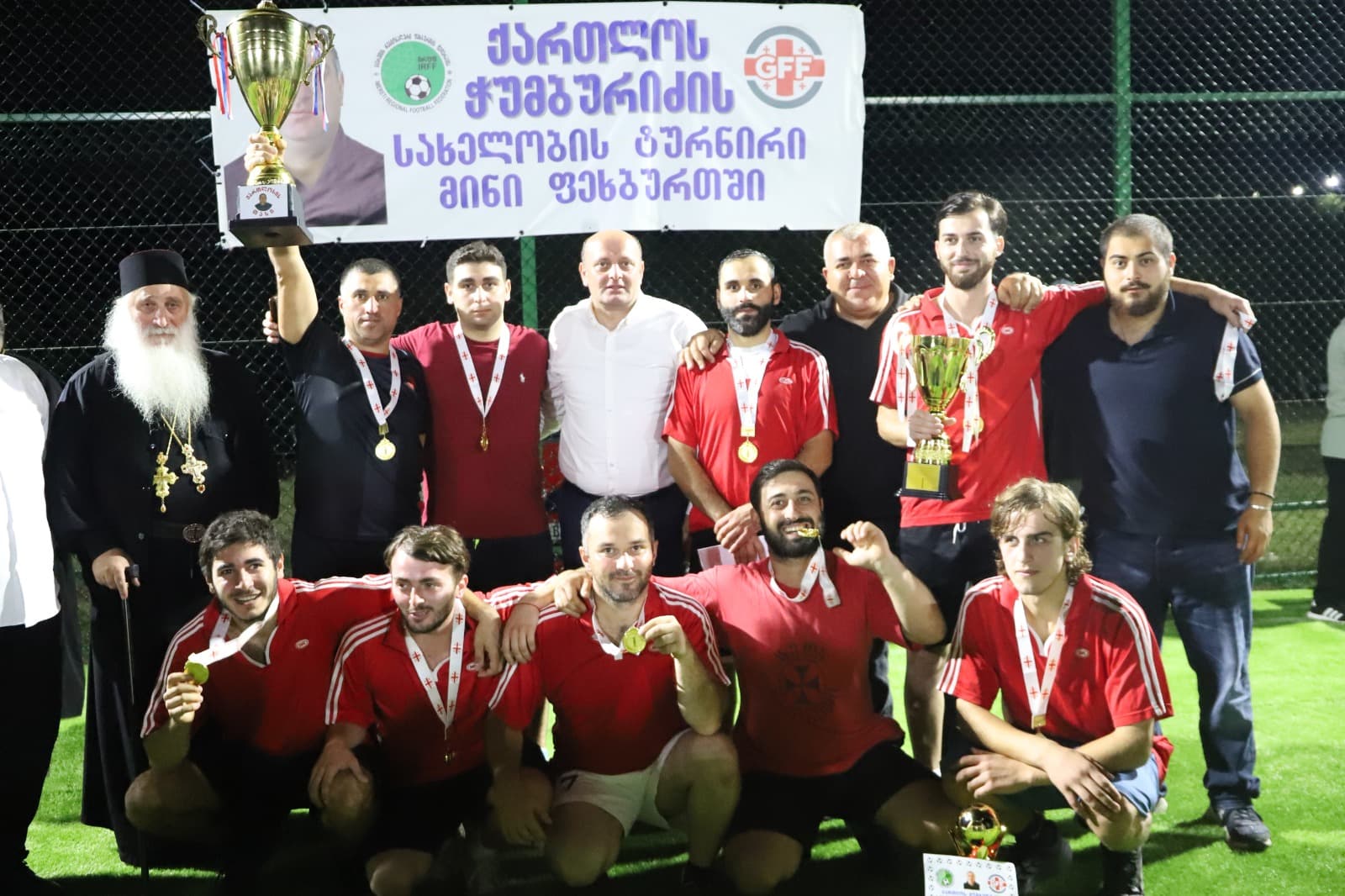 <p style="text-align: justify">სოფელ სათემოში, ახლად გახსნილ მინი მოედანზე, მინი ფეხბურთში ქართლოს ჭუმბურიძის სახელობის მე-11 ტრადიციული ტურნირის ფინალი გაიმართა. თასის დასაუფლებლად &nbsp;წელს 10 გუნდი იბრძოდა. &nbsp;გამარჯვება კი ზედა სიმონეთის გუნდმა მოიპოვა, მეორე და მესამე ადგილებზე, სოფელ ნახშირღელეს და სათემოს გუნდები გავიდნენ.</p><p style="text-align: justify">გამარჯვებულ გუნდებს თასები, მედლები და სიგელები მუნიციპალიტეტის მერმა მანუჩარ რობაქიძემ და ირფფ-ის პრეზიდენტმა დავით რუხაძემ გადასცეს. ფედერაციის და ადგილობრივი თვითმმართველობის წარმომადგენლებმა, ასევე ქართლოს ჭუმბურიძის ოჯახის წევრებმა, ტურნირის 9 სხვადასხვა ნომინაციაში გამარჯვებულებიც დააჯილდოვეს.</p><p style="text-align: justify">სპორტული ღონისძიება ირფფ-ის ორგანიზებით და მუნიციპალიტეტის ადგილობრივი თვითმმართველობის ხელშეწყობით ჩატარდა.</p>