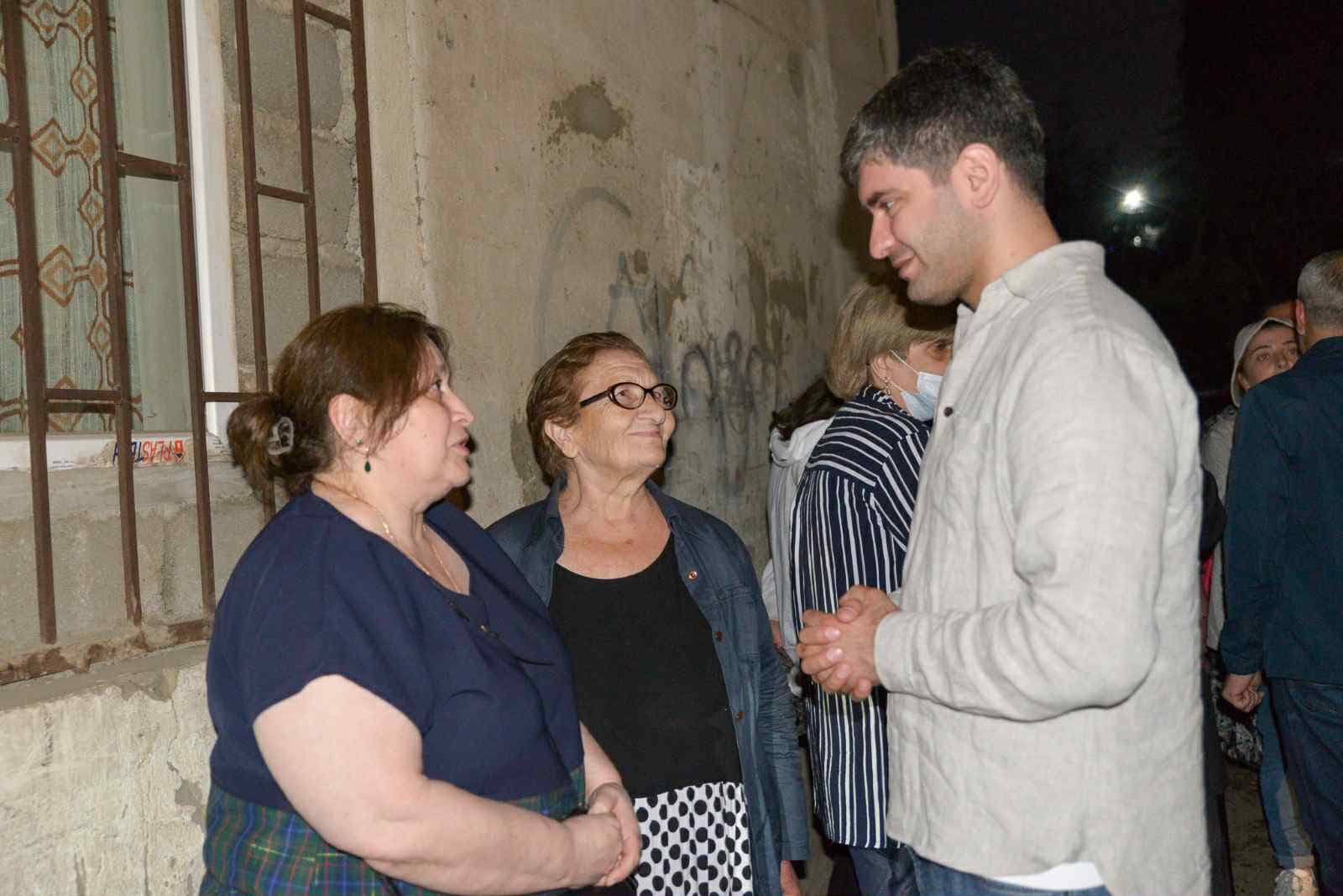 <p style="text-align: justify">ნაძალადევის რაიონის მაჟორიტარობის კანდიდატი ირაკლი ბენდელიანი აგრძელებს მოსახლეობასთან უშუალო კომუნიკაციას.</p><p style="text-align: justify">ის ამჯერად, ზღვისუბნის მე-3 მრ, მე-5 კვ, N22 კორპუსს ეწვია და ამომრჩევლებთან საუბარი ჰქონდა მათთვის მნიშვნელოვან საკითხებზე.</p><p style="text-align: justify">“მისამართზე ცოტა ხნის წინ მოწესრიგდა გზის საფარი. უახლოეს პერიოდში კი სკვერის კაპიტალური რეაბილიტაციის სამუშაოები დაიწყება, რომლის ფარგლებშიც მოეწყობა საპარკე ინფრასტრუქტურა და შადრევანი. ზღვისუბნის მოსახლეობას კი გაუმჯობესებული საცხოვრებელი გარემო პირობები შეექმნება. ჩვენ აუცილებლად გავაგრძელებთ იმ სწორ და შედეგზე ორიენტირებულ პოლიტიკას, რასაც "ქართული ოცნება - დემოკრატიული საქართველო" წლებია ახორციელებს", - წერს ბენდელიანი.</p><p style="text-align: justify">დღესვე, ირაკლი ბენდელიანი ნაძალადევის რაიონის გამგებელთან ირაკლი ანდღულაძესთან ერთად ზღვისუბნის მე-3 მრ, მე-5 კვ, ე.წ. ,,ალიონის" დასახლებაში მცხოვრებ მოქალაქეებს შეხვდა.</p><p style="text-align: justify">ბენდელიანის თქმით, მათი მიზანი მოქალაქეების კეთილდღეობაზე ზრუნვაა, რაც პირველ რიგში, მათთვის ღირსეული საცხოვრებელი პირობების შექმნითა და სხვადასხვა ხელშემწყობი პროგრამის განხორციელებით გამოიხატება.</p><p style="text-align: justify">“ასამდე უსახლკარო ოჯახის მთავარი საზრუნავი საცხოვრებელი ფართის დაკანონებაა, რაზეც კერძო მესაკუთრესთან საქმის სამართლებრივი წარმოება მიმდინარეობს. &nbsp;კახა კალაძის მერობის პერიოდში სახელმწიფო ან მუნიციპალურ ბალანსზე არსებულ ქონებაში, საცხოვრებელი ფართები სიმბოლურ ფასად - ერთ ლარად პროგრამის ფარგლებში 3 300-ზე მეტი ოჯახია დაკმაყოფილებული. &nbsp;აღნიშნული პროგრამა ,,ალიონის" მოსახლეობაზე ვერ ვრცელდება, რადგან მოქალაქეები კერძო საკუთრებაში ცხოვრობენ. &nbsp;მე ჩემი შესაძლებლობის ფარგლებში გამოვთქვამ მზაობას დავეხმარო ,,ალიონის" მცხოვრებლებს.&nbsp;</p><p style="text-align: justify">ჩვენი მიზანი სწორედ მოქალაქეების კეთილდღეობაზე ზრუნვაა, რაც პირველ რიგში, მათთვის ღირსეული საცხოვრებელი პირობების შექმნითა და სხვადასხვა ხელშემწყობი პროგრამის განხორციელებით გამოიხატება”, - წერს ბენდელიანი.</p>