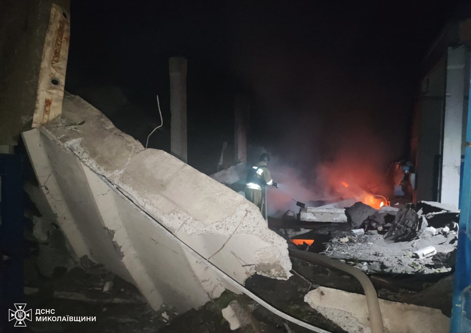 <p style="text-align: justify">რუსეთმა 20 სექტემბრის ღამეს უკრაინაში 40 რაკეტა და დაახლოებით 580 დრონი გაუშვა, სამიზნე სამოქალაქო ინფრასტრუქტურა იყო, - ამის შესახებ უკრაინის პრეზიდენტმა ვოლოდიმირ ზელენსკიმ განაცხადა.</p><p style="text-align: justify">დნეპროპეტროვსკი და მიმდებარე რეგიონი, ნიკოლაევი, ჩერნიგოვი, ზაპოროჟიე და პოლტავას, კიევის, ოდესის, სუმის და ხარკოვის ოლქები თავდასხმის ქვეშ იყვნენ.</p><p style="text-align: justify">"მტრის სამიზნე ჩვენი ინფრასტრუქტურა, საცხოვრებელი ადგილები და სამოქალაქო ბიზნესები იყო. დნეპროპეტროვსკში დაფიქსირდა კასეტური საბრძოლო მასალის შემცველი რაკეტის პირდაპირი დარტყმა მრავალსართულიან შენობაზე“, - განაცხადა პრეზიდენტმა.</p><p style="text-align: justify">ზელენსკიმ განაცხადა, რომ დაბომბვის შედეგად ათობით ადამიანი დაშავდა, დაიღუპა სამი ადამიანი.</p><p style="text-align: justify">როგორც უკრაინის პრეზიდენტმა აღნიშნა, თითოეული ასეთი დარტყმა რუსეთის მიზანმიმართული სტრატეგიაა მშვიდობიანი მოსახლეობის დაშინებისა და ინფრასტრუქტურის განადგურების მიზნით.</p><p style="text-align: justify">"სწორედ ამიტომ არის საჭირო ძლიერი საერთაშორისო რეაგირება. უკრაინამ დაამტკიცა, რომ მას შეუძლია დაიცვას საკუთარი თავი და ევროპა, მაგრამ საიმედო ფარის შესაქმნელად, ჩვენ ერთად უნდა ვიმოქმედოთ: გავაძლიეროთ საჰაერო თავდაცვა, გავზარდოთ იარაღის მიწოდება და გავაფართოოთ სანქციები რუსული სამხედრო მანქანისა და მისი დამფინანსებელი სექტორების წინააღმდეგ“, - განაცხადა ზელენსკიმ.</p><p>&nbsp;</p>