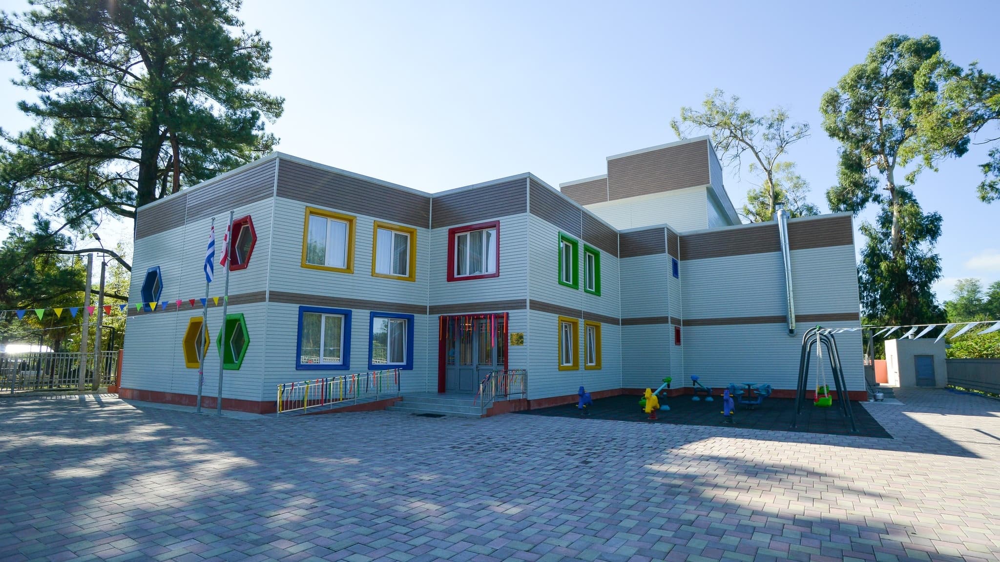 <p style="text-align: justify">ქობულეთის მუნიციპალიტეტში რამდენიმე მნიშვნელოვანი საგანმანათლებლო ინფრასტრუქტურული პროექტი განხორციელდა.</p><p style="text-align: justify">სოფელ აჭყვისთავისა და ჯიხანჯურის საჯარო სკოლებს სრული რეაბილიტაცია ჩაუტარდა, ხოლო სოფელ გვარაში თანამედროვე სტანდარტების ახალი საბავშვო ბაღი აშენდა.</p><p style="text-align: justify">განხორციელებულ სამუშაოებს აჭარის მთავრობის თავმჯდომარე სულხან თამაზაშვილი გაეცნო. მისი განცხადებით, რეგიონში საგანმანათლებლო ინფრასტრუქტურის მშენებლობასა და რეაბილიტაციას სისტემური ხასიათი მიეცა და ეს ტენდენცია აქტიურად გაგრძელდება.</p><p style="text-align: justify">სოფელ გვარას ახალი საბავშვო ბაღი 105 აღსაზრდელზეა გათვლილი. პროექტის ფარგლებში, მოეწყო თანამედროვე ინფრასტრუქტურა, საბავშვო ატრაქციონები და ქვიშის მოედანი. ობიექტი სრულად ადაპტირებულია შეზღუდული შესაძლებლობების მქონე პირებისთვის.</p><p style="text-align: justify">სრული რეაბილიტაცია ჩაუტარდა სსიპ ომარ ასლანიძის სახელობის სოფელ ჯიხანჯურის საჯარო სკოლას, რომელიც 400 მოსწავლეზეა გათვლილი. განახლდა საკლასო ოთახები, სპორტდარბაზი, ბიბლიოთეკა, ლაბორატორიების კაბინეტები, სააქტო დარბაზი და სხვა სივრცეები. შენობის ფასადი დაიფარა საფასადე ფილებით.</p><p style="text-align: justify">სასწავლო პროცესი განახლდა სოფელ აჭყვისთავის საჯარო სკოლაშიც, რომელიც 250 მოსწავლეზეა გათვლილი. განხორციელდა შენობის სარეაბილიტაციო სამუშაოები, მოწესრიგდა ტერიტორია და ფასადი საფასადე ფილებით შეიფუთა. პროექტის მეორე ეტაპის ფარგლებში, სპორტული და სააქტო დარბაზების სრული რეაბილიტაციაც დაწყებულია.</p><p style="text-align: justify">სულხან თამაზაშვილთან ერთად განხორციელებულ სამუშაოებს უმაღლესი საბჭოს თავმჯდომარე დავით გაბაიძე, განათლების და სპორტის მინისტრი მაია ხაჯიშვილი, ქობულეთის მერის მოვალეობის შემსრულებელი ირაკლი ცეცხლაძე, საქართველოს პარლამენტის, უმაღლესი საბჭოსა და აჭარის მთავრობის წევრები გაეცნენ.</p>