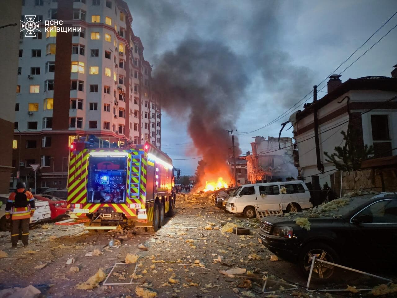 <p style="text-align: justify">28 სექტემბრის ღამეს, რუსეთის არმიამ უკრაინის მიმართულებით თითქმის 500 თავდასხმის დრონი გაუშვა, ოკუპანტებმა ასევე 40-ზე მეტი რაკეტა გამოიყენეს, მათ შორის "კინჟალის" ტიპის რაკეტები, - ამის შესახებ უკრაინის პრეზიდენტმა ვოლოდიმირ ზელენსკიმ განაცხადა.</p><p style="text-align: justify">"რუსეთის მასშტაბური თავდასხმა უკრაინაზე 12 საათზე მეტხანს გაგრძელდა. სასტიკი დარტყმები, განზრახ და მიზანმიმართული ტერორი ჩვეულებრივი ქალაქების წინააღმდეგ - თითქმის 500 თავდასხმის დრონი და 40-ზე მეტი რაკეტა, მათ შორის "კინჟალის" ტიპის რაკეტები", - განაცხადა უკრაინის პრეზიდენტმა.</p><p style="text-align: justify">მისივე თქმით, მტრის თავდასხმის მთავარი სამიზნეები იყო კიევი და მიმდებარე რეგიონი, ზაპოროჟიეს, ხმელნიცკის, სუმის და ოდესის ოლქები.</p><p style="text-align: justify">"რუსეთის დარტყმის სამიზნე გახდა პურის ქარხანა, ავტომობილების საბურავების საწარმო, კერძო და მრავალსართულიანი სახლები და სამოქალაქო ინფრასტრუქტურა. ეს ვერაგი თავდასხმა მოხდა პრაქტიკულად გაეროს გენერალური ასამბლეის კვირის ბოლოს და სწორედ ასე აფიქსირებს რუსეთი თავის რეალურ პოზიციას.&nbsp; მოსკოვს სურს ომისა და მკვლელობის გაგრძელება და მსოფლიოს მხრიდან მხოლოდ უდიდეს ზეწოლას იმსახურებს. ჩვენ გავაგრძელებთ საპასუხო დარტყმებს, რომ რუსეთს შემოსავლის მიღების შესაძლებლობა მოვუსპოთ და ვაიძულოთ დიპლომატია", - განაცხადა უკრაინის პრეზიდენტმა.</p><p style="text-align: justify">რუსი ოკუპანტები 28 სექტემბრის ღამეს კიევს, კიევის ოლქს, ზაპოროჟიეს, ხმელნიცკის, სუმის და ოდესის ოლქებს დაესხნენ თავს. კიევში თავდასხმის შედეგად ოთხი ადამიანი დაიღუპა, მათ შორის 12 წლის ბავშვი. დედაქალაქში ასევე ცამეტი ადამიანი დაშავდა. უკრაინის მასშტაბით, სულ მცირე 40 ადამიანი დაშავდა, მათ შორის ბავშვები.</p>