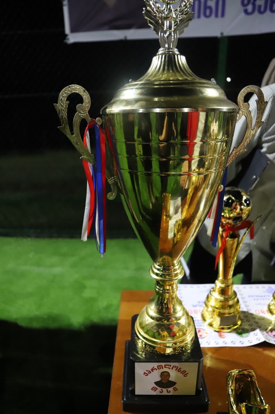 <p style="text-align: justify">სოფელ სათემოში, ახლად გახსნილ მინი მოედანზე, მინი ფეხბურთში ქართლოს ჭუმბურიძის სახელობის მე-11 ტრადიციული ტურნირის ფინალი გაიმართა. თასის დასაუფლებლად &nbsp;წელს 10 გუნდი იბრძოდა. &nbsp;გამარჯვება კი ზედა სიმონეთის გუნდმა მოიპოვა, მეორე და მესამე ადგილებზე, სოფელ ნახშირღელეს და სათემოს გუნდები გავიდნენ.</p><p style="text-align: justify">გამარჯვებულ გუნდებს თასები, მედლები და სიგელები მუნიციპალიტეტის მერმა მანუჩარ რობაქიძემ და ირფფ-ის პრეზიდენტმა დავით რუხაძემ გადასცეს. ფედერაციის და ადგილობრივი თვითმმართველობის წარმომადგენლებმა, ასევე ქართლოს ჭუმბურიძის ოჯახის წევრებმა, ტურნირის 9 სხვადასხვა ნომინაციაში გამარჯვებულებიც დააჯილდოვეს.</p><p style="text-align: justify">სპორტული ღონისძიება ირფფ-ის ორგანიზებით და მუნიციპალიტეტის ადგილობრივი თვითმმართველობის ხელშეწყობით ჩატარდა.</p>