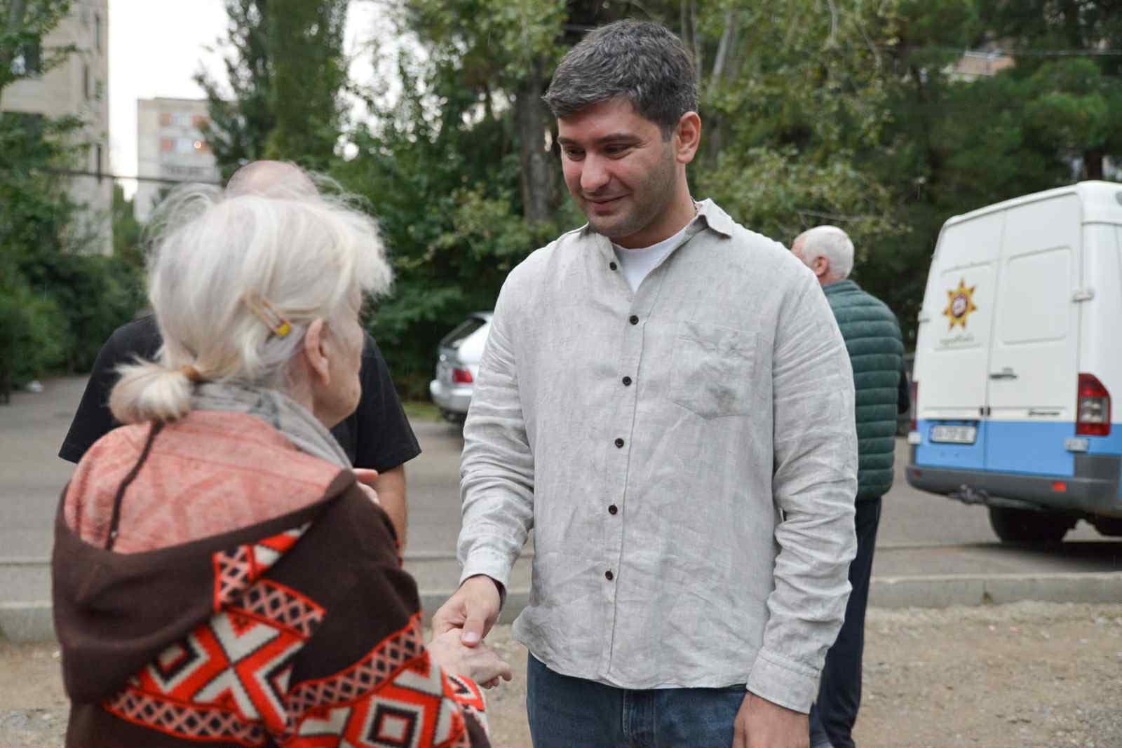 <p style="text-align: justify">ნაძალადევის რაიონის მაჟორიტარობის კანდიდატი ირაკლი ბენდელიანი აგრძელებს მოსახლეობასთან უშუალო კომუნიკაციას.</p><p style="text-align: justify">ის ამჯერად, ზღვისუბნის მე-3 მრ, მე-5 კვ, N22 კორპუსს ეწვია და ამომრჩევლებთან საუბარი ჰქონდა მათთვის მნიშვნელოვან საკითხებზე.</p><p style="text-align: justify">“მისამართზე ცოტა ხნის წინ მოწესრიგდა გზის საფარი. უახლოეს პერიოდში კი სკვერის კაპიტალური რეაბილიტაციის სამუშაოები დაიწყება, რომლის ფარგლებშიც მოეწყობა საპარკე ინფრასტრუქტურა და შადრევანი. ზღვისუბნის მოსახლეობას კი გაუმჯობესებული საცხოვრებელი გარემო პირობები შეექმნება. ჩვენ აუცილებლად გავაგრძელებთ იმ სწორ და შედეგზე ორიენტირებულ პოლიტიკას, რასაც "ქართული ოცნება - დემოკრატიული საქართველო" წლებია ახორციელებს", - წერს ბენდელიანი.</p><p style="text-align: justify">დღესვე, ირაკლი ბენდელიანი ნაძალადევის რაიონის გამგებელთან ირაკლი ანდღულაძესთან ერთად ზღვისუბნის მე-3 მრ, მე-5 კვ, ე.წ. ,,ალიონის" დასახლებაში მცხოვრებ მოქალაქეებს შეხვდა.</p><p style="text-align: justify">ბენდელიანის თქმით, მათი მიზანი მოქალაქეების კეთილდღეობაზე ზრუნვაა, რაც პირველ რიგში, მათთვის ღირსეული საცხოვრებელი პირობების შექმნითა და სხვადასხვა ხელშემწყობი პროგრამის განხორციელებით გამოიხატება.</p><p style="text-align: justify">“ასამდე უსახლკარო ოჯახის მთავარი საზრუნავი საცხოვრებელი ფართის დაკანონებაა, რაზეც კერძო მესაკუთრესთან საქმის სამართლებრივი წარმოება მიმდინარეობს. &nbsp;კახა კალაძის მერობის პერიოდში სახელმწიფო ან მუნიციპალურ ბალანსზე არსებულ ქონებაში, საცხოვრებელი ფართები სიმბოლურ ფასად - ერთ ლარად პროგრამის ფარგლებში 3 300-ზე მეტი ოჯახია დაკმაყოფილებული. &nbsp;აღნიშნული პროგრამა ,,ალიონის" მოსახლეობაზე ვერ ვრცელდება, რადგან მოქალაქეები კერძო საკუთრებაში ცხოვრობენ. &nbsp;მე ჩემი შესაძლებლობის ფარგლებში გამოვთქვამ მზაობას დავეხმარო ,,ალიონის" მცხოვრებლებს.&nbsp;</p><p style="text-align: justify">ჩვენი მიზანი სწორედ მოქალაქეების კეთილდღეობაზე ზრუნვაა, რაც პირველ რიგში, მათთვის ღირსეული საცხოვრებელი პირობების შექმნითა და სხვადასხვა ხელშემწყობი პროგრამის განხორციელებით გამოიხატება”, - წერს ბენდელიანი.</p>