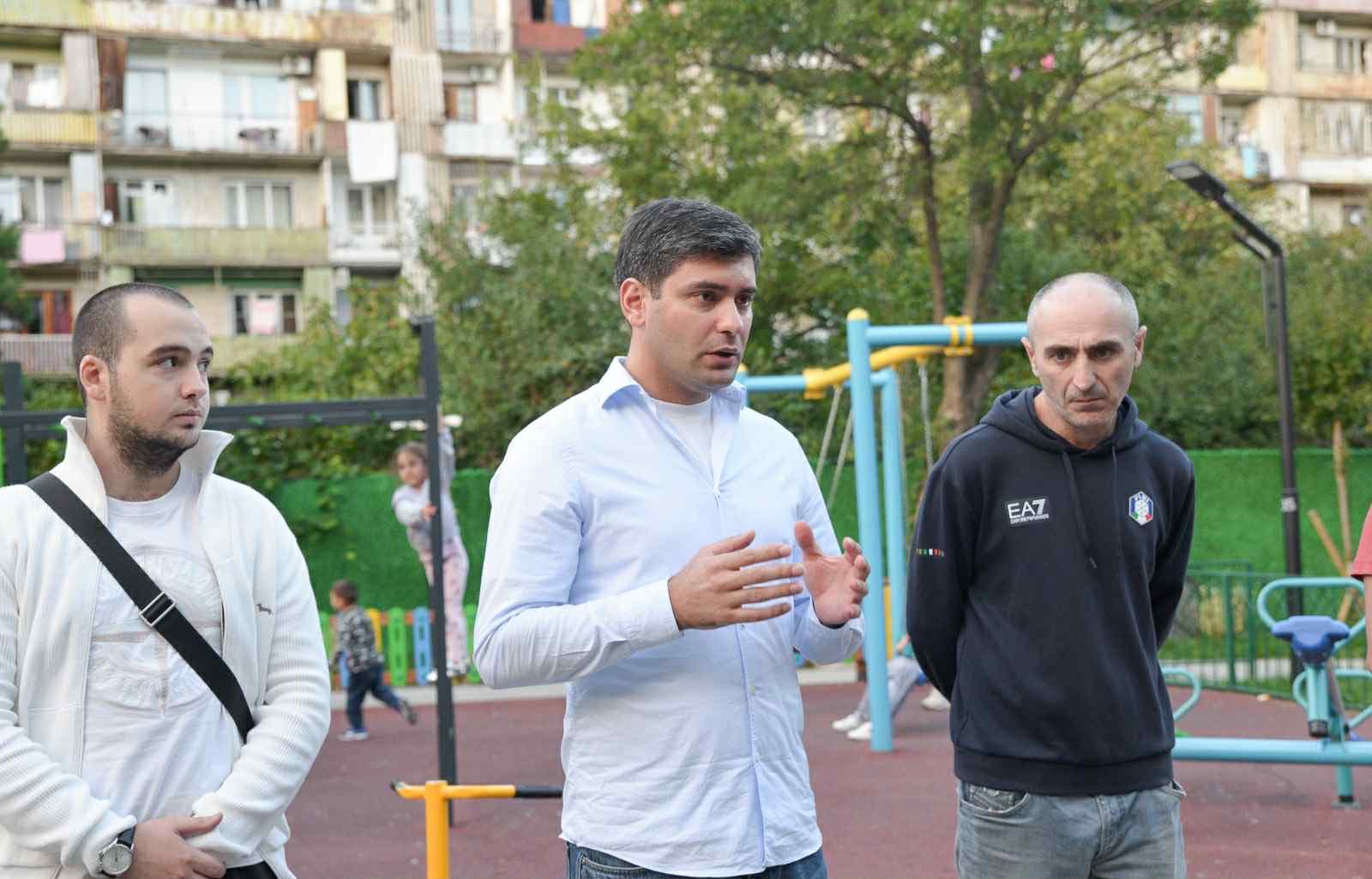 <p style="text-align: justify">ნაძალადევის რაიონის მაჟორიტარობის კანდიდატი “ქართული ოცნებიდან”, ირაკლი ბენდელიანი ამჯერად ზღვისუბნის მე-11 მრ, მე-2 კვ, N29 კორპუსის მცხოვრებლებს სკვერში შეხვდა, რომელიც გასულ წელს სრულად რეაბილიტირდა.</p><p style="text-align: justify">მაჟორიტარობის კანდიდატს ძალიან დადებითი და პოზიტიური შეხვედრა ჰქონდა. ამომრჩეველს მოლოდინი აქვს, რომ კიდევ ბევრი პროექტი განხორციელდება ზღვისუბანში.</p><p style="text-align: justify">ბენდელიანის თქმით, “მიუხედავად შესრულებული სამუშაოებისა, გამოწვევები კვლავ რჩება, რისთვისაც ჩვენ ერთად ვიმუშავებთ და ეტაპობრივად აღმოვფხვრით ყველა ამ პრობლემას”.</p><p style="text-align: justify">მას ასევე სჯერა, რომ მომავალი წლები კიდევ უფრო ეფექტიანი და ნაყოფიერი იქნება ჩვენი უბნისთვის და ზოგადად დედაქალაქისთვის.</p>