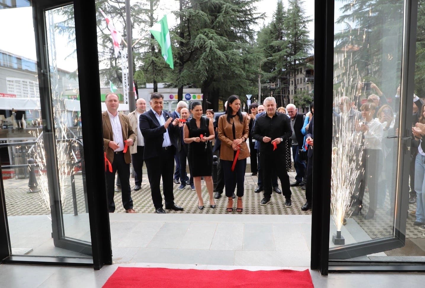 <p style="text-align: justify">ზესტაფონის მუნიციპალიტეტში ოფიციალურად გაიხსნა ინოვაციური და თანამედროვე მულტიფუნქციური ახალგაზრდული ჰაბი, რომელიც რეგიონული მნიშვნელობის სივრცეს წარმოადგენს.</p><p style="text-align: justify">მულტიფუნქციური ახალგაზრდული ჰაბი განათლების, მეცნიერებისა და ახალგაზრდობის მინისტრის მოადგილემ თამარ მახარაშვილმა ადგილობრივი ხელისუფლების წარმომადგენლებთან ერთად გახსნა.</p><p style="text-align: justify">ახალგაზრდული ჰაბი საშუალებას მისცემს ზესტაფონისა და მიმდებარე ექვსი მუნიციპალიტეტის ახალგაზრდებს, დააორგანიზონ და მონაწილეობა მიიღონ სხვადასხვა შეხვედრებში, კონფერენციებში, ფესტივალებსა და სხვა ღონისძიებებში.</p><p style="text-align: justify">ასევე, ჰაბი გააფორმებს მემორანდუმებს სხვადასხვა სასწავლებლებთან და მათთან თანამშრომლობით მოაწყობს ღია კარის დღეებს და პოპულარიზაციას გაუწევს ადგილობრივ შრომის ბაზარზე მოთხოვნად პროფესიებს.</p><p style="text-align: justify">პროექტი განხორციელდა ევროკავშირის და გერმანიის მთავრობის მხარდაჭერით, CESL-ის კონკურსის ფარგლებში, რომელშიც ახალგაზრდული მულტიფუნქციური ჰაბის მოწყობის იდეით მონაწილეობას იღებდა ზესტაფონის მუნიციპალიტეტის მერია.</p><p style="text-align: justify">აღნიშნული სამშენებლო პროექტის ღირებულებამ 1 329 217 ლარი შეადგინა, საიდანაც 800 000 ლარი საგრანტო ინვესტიციას წარმოადგენს, ხოლო მუნიციპალიტეტის მხრიდან თანადაფინანსება 529 217 ლარმა შეადგინა.</p><p style="text-align: justify">ზესტაფონის მერიის განცხადებით, ისინი აქტიურად გააგრძელებენ ახალგაზრდების ხელშესაწყობად პროექტების განხორციელებას, რადგან მათ განვითარებაზე ზრუნვა და მათი აქტიური მონაწილეობა საზოგადოებრივ ცხოვრებაში უაღრესად მნიშვნელოვანია ქალაქის წინსვლისა და განვითარებისთვის.</p>