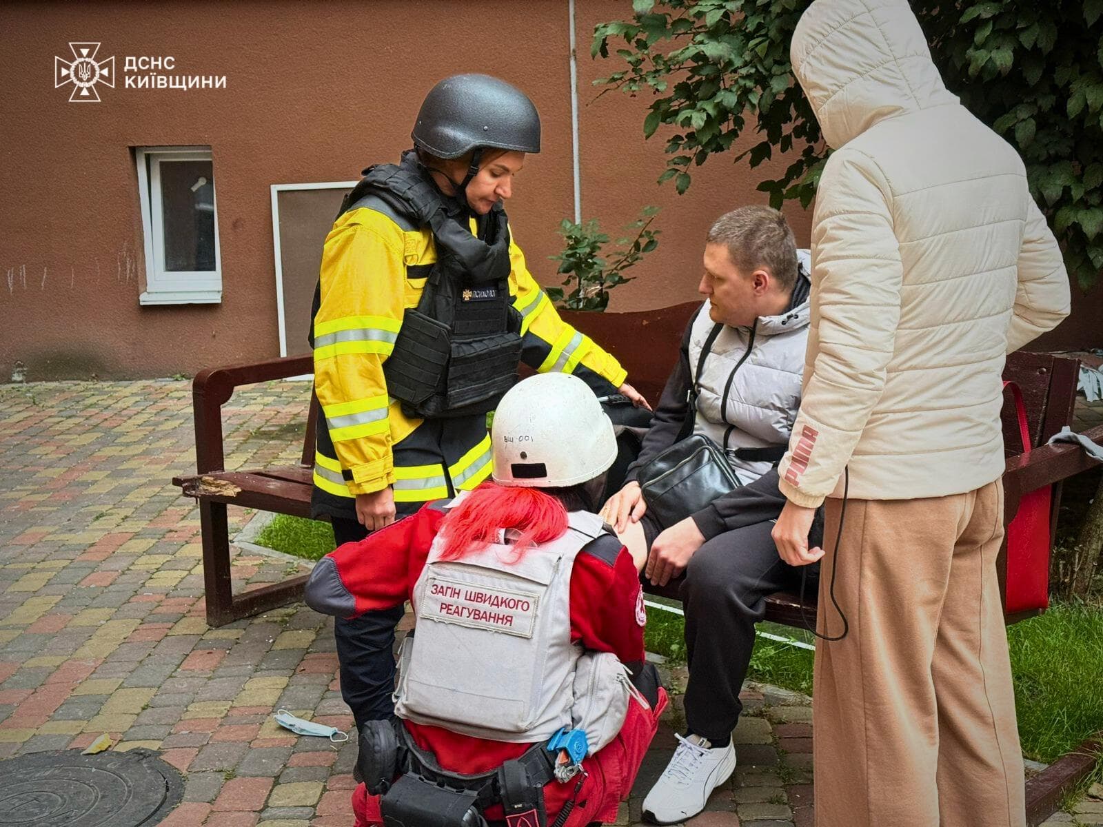 <p style="text-align: justify">28 სექტემბრის ღამეს, რუსეთის არმიამ უკრაინის მიმართულებით თითქმის 500 თავდასხმის დრონი გაუშვა, ოკუპანტებმა ასევე 40-ზე მეტი რაკეტა გამოიყენეს, მათ შორის "კინჟალის" ტიპის რაკეტები, - ამის შესახებ უკრაინის პრეზიდენტმა ვოლოდიმირ ზელენსკიმ განაცხადა.</p><p style="text-align: justify">"რუსეთის მასშტაბური თავდასხმა უკრაინაზე 12 საათზე მეტხანს გაგრძელდა. სასტიკი დარტყმები, განზრახ და მიზანმიმართული ტერორი ჩვეულებრივი ქალაქების წინააღმდეგ - თითქმის 500 თავდასხმის დრონი და 40-ზე მეტი რაკეტა, მათ შორის "კინჟალის" ტიპის რაკეტები", - განაცხადა უკრაინის პრეზიდენტმა.</p><p style="text-align: justify">მისივე თქმით, მტრის თავდასხმის მთავარი სამიზნეები იყო კიევი და მიმდებარე რეგიონი, ზაპოროჟიეს, ხმელნიცკის, სუმის და ოდესის ოლქები.</p><p style="text-align: justify">"რუსეთის დარტყმის სამიზნე გახდა პურის ქარხანა, ავტომობილების საბურავების საწარმო, კერძო და მრავალსართულიანი სახლები და სამოქალაქო ინფრასტრუქტურა. ეს ვერაგი თავდასხმა მოხდა პრაქტიკულად გაეროს გენერალური ასამბლეის კვირის ბოლოს და სწორედ ასე აფიქსირებს რუსეთი თავის რეალურ პოზიციას.&nbsp; მოსკოვს სურს ომისა და მკვლელობის გაგრძელება და მსოფლიოს მხრიდან მხოლოდ უდიდეს ზეწოლას იმსახურებს. ჩვენ გავაგრძელებთ საპასუხო დარტყმებს, რომ რუსეთს შემოსავლის მიღების შესაძლებლობა მოვუსპოთ და ვაიძულოთ დიპლომატია", - განაცხადა უკრაინის პრეზიდენტმა.</p><p style="text-align: justify">რუსი ოკუპანტები 28 სექტემბრის ღამეს კიევს, კიევის ოლქს, ზაპოროჟიეს, ხმელნიცკის, სუმის და ოდესის ოლქებს დაესხნენ თავს. კიევში თავდასხმის შედეგად ოთხი ადამიანი დაიღუპა, მათ შორის 12 წლის ბავშვი. დედაქალაქში ასევე ცამეტი ადამიანი დაშავდა. უკრაინის მასშტაბით, სულ მცირე 40 ადამიანი დაშავდა, მათ შორის ბავშვები.</p>