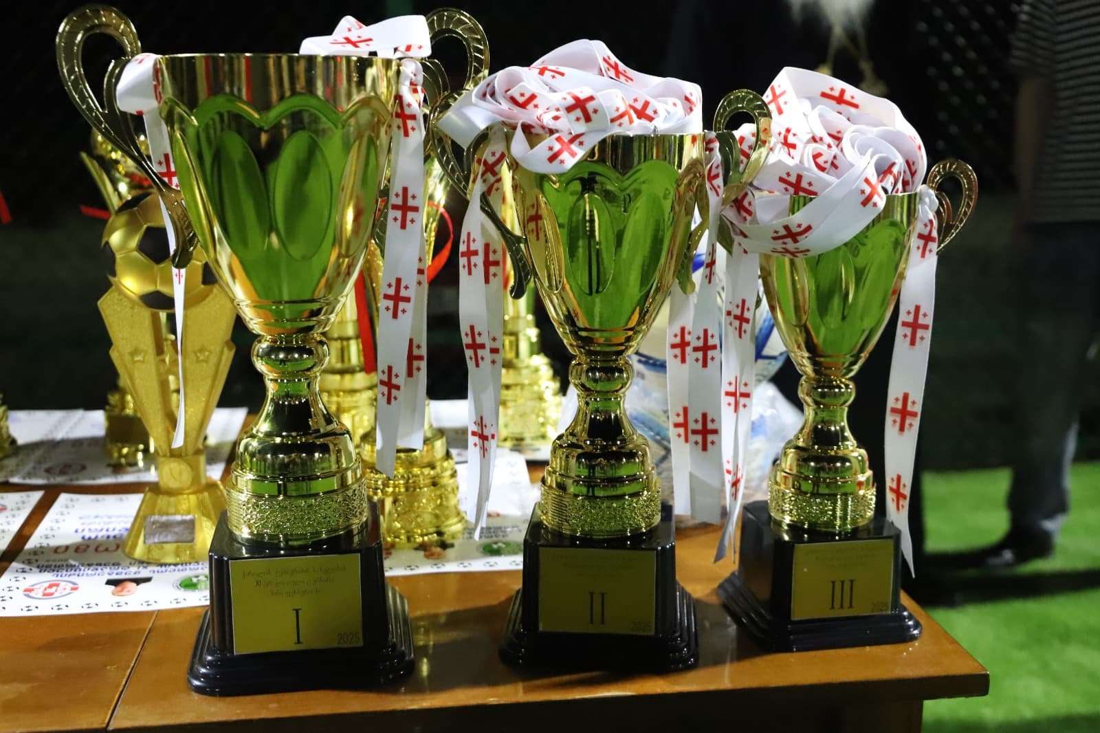 <p style="text-align: justify">სოფელ სათემოში, ახლად გახსნილ მინი მოედანზე, მინი ფეხბურთში ქართლოს ჭუმბურიძის სახელობის მე-11 ტრადიციული ტურნირის ფინალი გაიმართა. თასის დასაუფლებლად &nbsp;წელს 10 გუნდი იბრძოდა. &nbsp;გამარჯვება კი ზედა სიმონეთის გუნდმა მოიპოვა, მეორე და მესამე ადგილებზე, სოფელ ნახშირღელეს და სათემოს გუნდები გავიდნენ.</p><p style="text-align: justify">გამარჯვებულ გუნდებს თასები, მედლები და სიგელები მუნიციპალიტეტის მერმა მანუჩარ რობაქიძემ და ირფფ-ის პრეზიდენტმა დავით რუხაძემ გადასცეს. ფედერაციის და ადგილობრივი თვითმმართველობის წარმომადგენლებმა, ასევე ქართლოს ჭუმბურიძის ოჯახის წევრებმა, ტურნირის 9 სხვადასხვა ნომინაციაში გამარჯვებულებიც დააჯილდოვეს.</p><p style="text-align: justify">სპორტული ღონისძიება ირფფ-ის ორგანიზებით და მუნიციპალიტეტის ადგილობრივი თვითმმართველობის ხელშეწყობით ჩატარდა.</p>