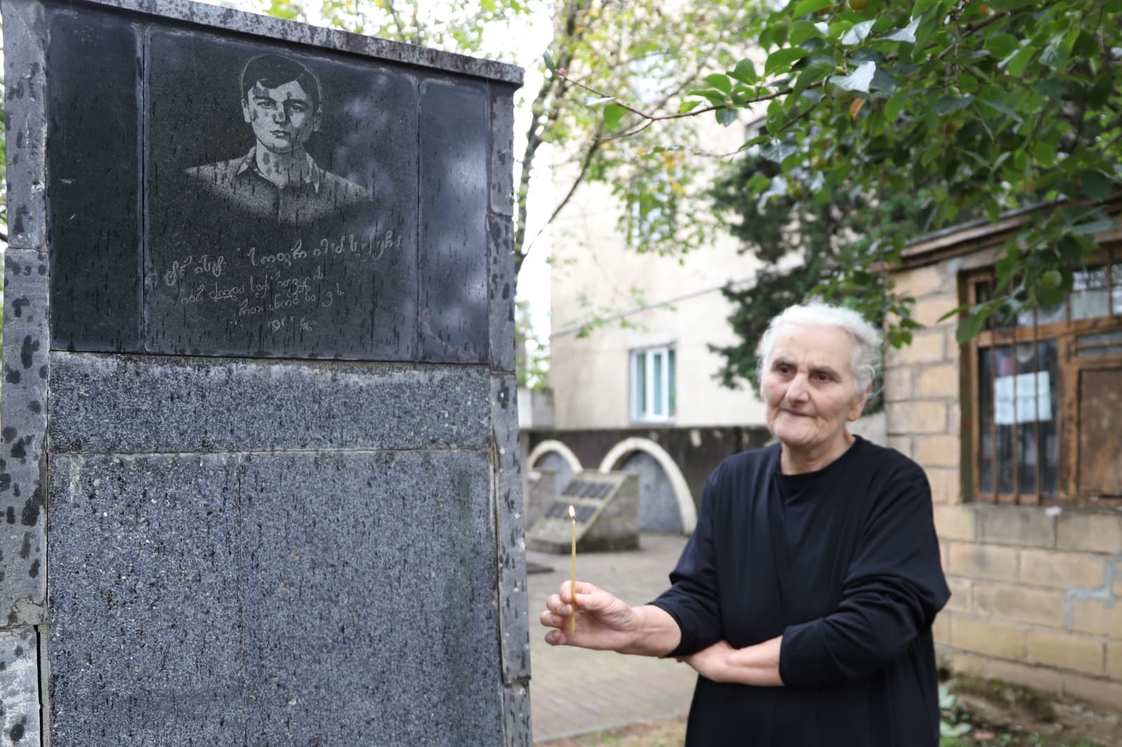 <p style="text-align: justify">სოხუმის დაცემის 32 წლისთავთან დაკავშირებით, თერჯოლის მუნიციპალიტეტის მერმა მანუჩარ რობაქიძემ, ვეტერანთა კავშირის თავმჯდომარე გიორგი ლილუაშვილთან ერთად, აფხაზეთის ომში დაღუპულ გმირთა მემორიალი გვირგვინით შეამკო და მათ ხსოვნას პატივი მიაგო.</p><p style="text-align: justify">სამშობლოსათვის დაღუპული გმირების სულის მოსახსენებელი პანაშვიდი არქიმანდრიტმა ქრისტეფორე ცერცვაძემ გადაიხადა.</p><p style="text-align: justify">სოხუმის დაცემის დღესთან დაკავშირებით და აფხაზეთის ომში დაღუპულთა ხსოვნის პატივის მიგების მიზნით, ქვეყნის ყველა ადმინისტრაციულ შენობაზე დაშვებულია სახელმწიფო დროშები.</p>