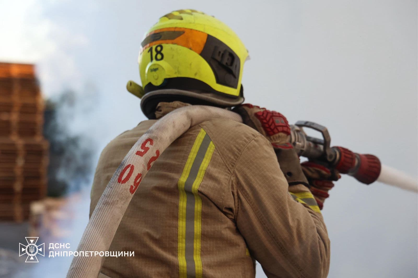 <p style="text-align: justify">რუსეთმა 20 სექტემბრის ღამეს უკრაინაში 40 რაკეტა და დაახლოებით 580 დრონი გაუშვა, სამიზნე სამოქალაქო ინფრასტრუქტურა იყო, - ამის შესახებ უკრაინის პრეზიდენტმა ვოლოდიმირ ზელენსკიმ განაცხადა.</p><p style="text-align: justify">დნეპროპეტროვსკი და მიმდებარე რეგიონი, ნიკოლაევი, ჩერნიგოვი, ზაპოროჟიე და პოლტავას, კიევის, ოდესის, სუმის და ხარკოვის ოლქები თავდასხმის ქვეშ იყვნენ.</p><p style="text-align: justify">"მტრის სამიზნე ჩვენი ინფრასტრუქტურა, საცხოვრებელი ადგილები და სამოქალაქო ბიზნესები იყო. დნეპროპეტროვსკში დაფიქსირდა კასეტური საბრძოლო მასალის შემცველი რაკეტის პირდაპირი დარტყმა მრავალსართულიან შენობაზე“, - განაცხადა პრეზიდენტმა.</p><p style="text-align: justify">ზელენსკიმ განაცხადა, რომ დაბომბვის შედეგად ათობით ადამიანი დაშავდა, დაიღუპა სამი ადამიანი.</p><p style="text-align: justify">როგორც უკრაინის პრეზიდენტმა აღნიშნა, თითოეული ასეთი დარტყმა რუსეთის მიზანმიმართული სტრატეგიაა მშვიდობიანი მოსახლეობის დაშინებისა და ინფრასტრუქტურის განადგურების მიზნით.</p><p style="text-align: justify">"სწორედ ამიტომ არის საჭირო ძლიერი საერთაშორისო რეაგირება. უკრაინამ დაამტკიცა, რომ მას შეუძლია დაიცვას საკუთარი თავი და ევროპა, მაგრამ საიმედო ფარის შესაქმნელად, ჩვენ ერთად უნდა ვიმოქმედოთ: გავაძლიეროთ საჰაერო თავდაცვა, გავზარდოთ იარაღის მიწოდება და გავაფართოოთ სანქციები რუსული სამხედრო მანქანისა და მისი დამფინანსებელი სექტორების წინააღმდეგ“, - განაცხადა ზელენსკიმ.</p><p>&nbsp;</p>