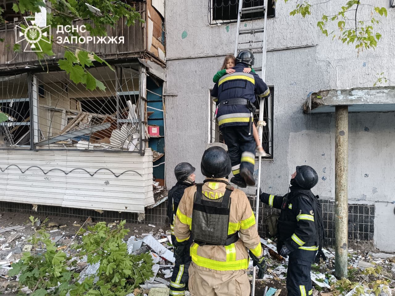 <p style="text-align: justify">28 სექტემბრის ღამეს, რუსეთის არმიამ უკრაინის მიმართულებით თითქმის 500 თავდასხმის დრონი გაუშვა, ოკუპანტებმა ასევე 40-ზე მეტი რაკეტა გამოიყენეს, მათ შორის "კინჟალის" ტიპის რაკეტები, - ამის შესახებ უკრაინის პრეზიდენტმა ვოლოდიმირ ზელენსკიმ განაცხადა.</p><p style="text-align: justify">"რუსეთის მასშტაბური თავდასხმა უკრაინაზე 12 საათზე მეტხანს გაგრძელდა. სასტიკი დარტყმები, განზრახ და მიზანმიმართული ტერორი ჩვეულებრივი ქალაქების წინააღმდეგ - თითქმის 500 თავდასხმის დრონი და 40-ზე მეტი რაკეტა, მათ შორის "კინჟალის" ტიპის რაკეტები", - განაცხადა უკრაინის პრეზიდენტმა.</p><p style="text-align: justify">მისივე თქმით, მტრის თავდასხმის მთავარი სამიზნეები იყო კიევი და მიმდებარე რეგიონი, ზაპოროჟიეს, ხმელნიცკის, სუმის და ოდესის ოლქები.</p><p style="text-align: justify">"რუსეთის დარტყმის სამიზნე გახდა პურის ქარხანა, ავტომობილების საბურავების საწარმო, კერძო და მრავალსართულიანი სახლები და სამოქალაქო ინფრასტრუქტურა. ეს ვერაგი თავდასხმა მოხდა პრაქტიკულად გაეროს გენერალური ასამბლეის კვირის ბოლოს და სწორედ ასე აფიქსირებს რუსეთი თავის რეალურ პოზიციას.&nbsp; მოსკოვს სურს ომისა და მკვლელობის გაგრძელება და მსოფლიოს მხრიდან მხოლოდ უდიდეს ზეწოლას იმსახურებს. ჩვენ გავაგრძელებთ საპასუხო დარტყმებს, რომ რუსეთს შემოსავლის მიღების შესაძლებლობა მოვუსპოთ და ვაიძულოთ დიპლომატია", - განაცხადა უკრაინის პრეზიდენტმა.</p><p style="text-align: justify">რუსი ოკუპანტები 28 სექტემბრის ღამეს კიევს, კიევის ოლქს, ზაპოროჟიეს, ხმელნიცკის, სუმის და ოდესის ოლქებს დაესხნენ თავს. კიევში თავდასხმის შედეგად ოთხი ადამიანი დაიღუპა, მათ შორის 12 წლის ბავშვი. დედაქალაქში ასევე ცამეტი ადამიანი დაშავდა. უკრაინის მასშტაბით, სულ მცირე 40 ადამიანი დაშავდა, მათ შორის ბავშვები.</p>