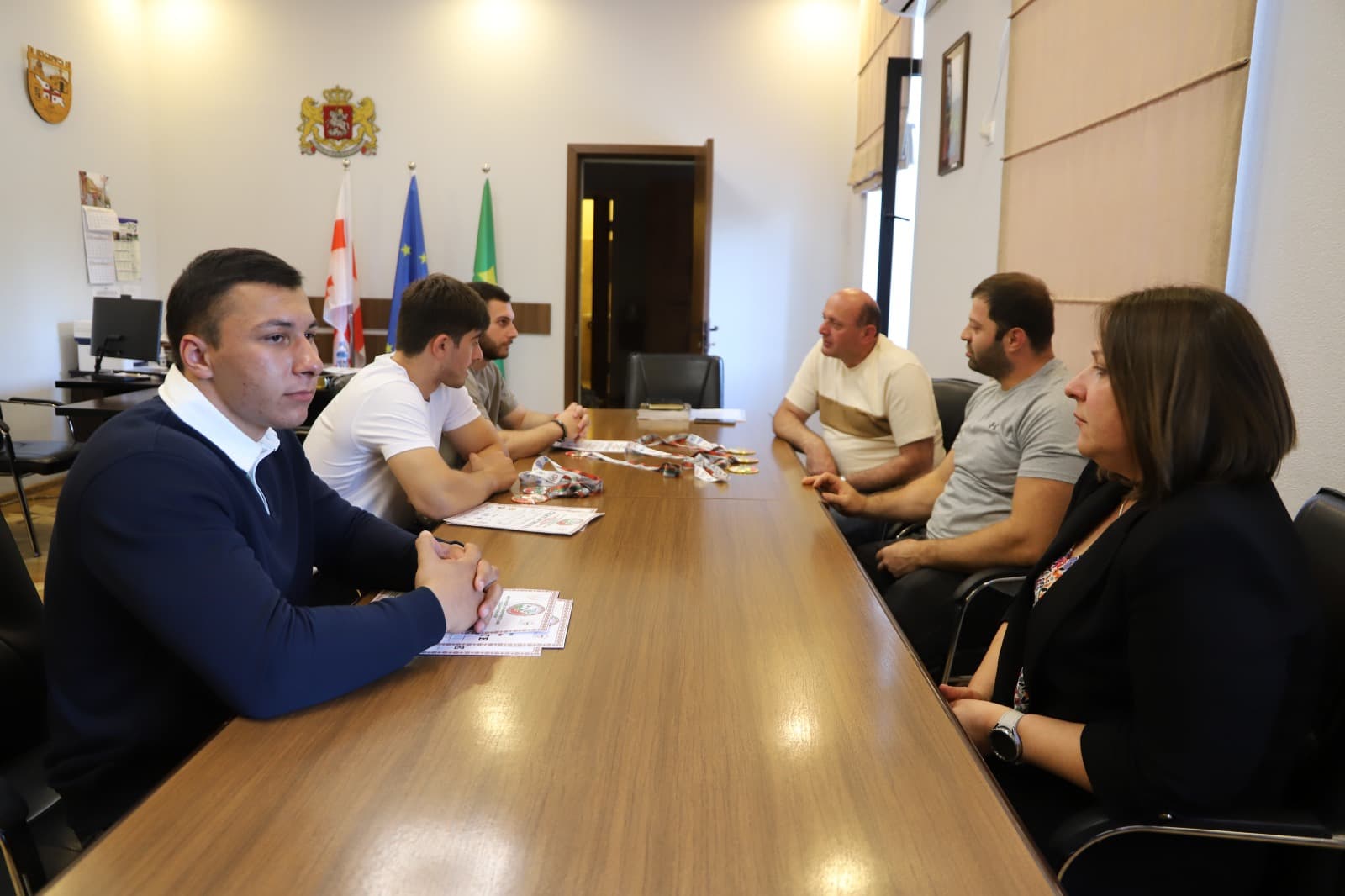 <p style="text-align: justify">თერჯოლის მუნიციპალიტეტის მერი მანუჩარ რობაქიძე ბულგარეთის ქალაქ ალბენაში  გამართულ მკლავჭიდში მსოფლიო ჩემპიონატში მონაწილე სპორტსმენებს შეხვდა და მიღწეული წარმატებები მიულოცა.</p><p style="text-align: justify">ჩემპიონატში, რომელიც 10-23 სექტემბრის პერიოდში გაიმართა, თერჯოლის მუნიციპალიტეტში მცხოვრები სპორტსმენებიც მონაწილეობდნენ.&nbsp;</p><p style="text-align: justify">როგორც მერმა აღნიშნა, პირველ ადგილზე გასულ სპორტსმენს გადაეცემა 5000 ლარი, მეორეზე გასულს 4000 ლარი, მესამეზე &nbsp;- 3000 ლარი, ფულადი პრიზით დაჯილდოვდება ასევე მწვრთნელი.</p><p style="text-align: justify">მკლავჭიდელმა ლუკა ცინაძემ 23-წლამდელთა შორის მარჯვენა და მარცხენა მკლავის გადაძალვაში დაიკავა პირველი ადგილი, ასევე &nbsp;დიდებს &nbsp;შორის, &nbsp;მარცხენა &nbsp;მკლავის &nbsp;გადაძალვაში დაიკავა პირველი ადგილი.</p><p style="text-align: justify">რევაზ &nbsp;თევდორაძემ დიდებს შორის &nbsp;მარჯვენა &nbsp;მკლავის გადაძალვაში დაიკავა მეორე ადგილი; მარცხენა მკლავში - მესამე ადგილი.</p><p style="text-align: justify">ანზორ ბროკიშვილმა 23-წლამდელთა შორის მარჯვენა მკლავის გადაძალვაში დაიკავა მესამე ადგილი.&nbsp;</p><p style="text-align: justify">მსოფლიო ჩემპიონებს ჯილდოდ ადგილობრივი ბიუჯეტიდან ჯამში 34 500 ლარი გადაეცემათ.</p>