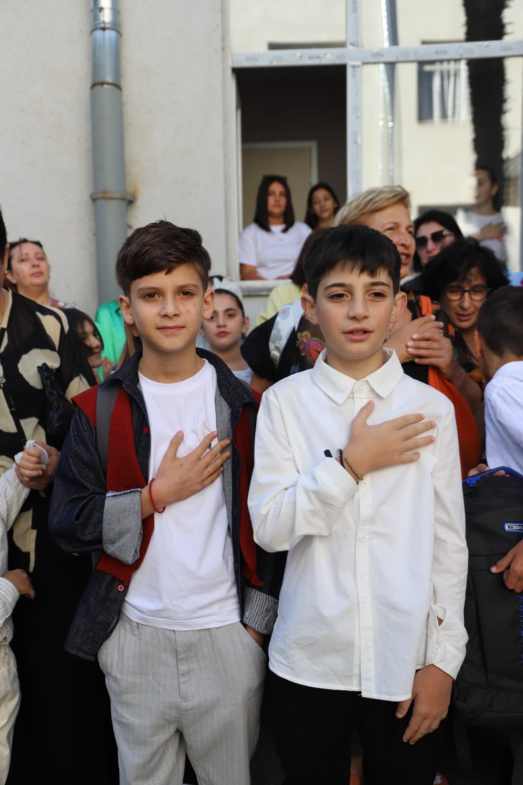 <p style="text-align: justify">თერჯოლის მუნიციპალიტეტის მერი მანუჩარ რობაქიძე ქალაქ თერჯოლის N2 საჯარო სკოლაში იმყოფებოდა, მან სკოლის პედაგოგებსა და მოსწავლეებს, ახალი სასწავლო წლის დაწყება მიულოცა და წარმატებები უსურვა.</p><p style="text-align: justify">"მინდა აღვნიშნო, რომ თერჯოლის მუნიციპალიტეტში წელს სულ 260 პირველკლასელი გვყავს. თითოეული მათგანი ჩვენი მომავლის საყრდენი, ჩვენი ძალა და იმედია. გულით მიხარია, თითოეული პატარა მოსწავლის არსებობა და ვუსურვებ, რომ ეს გზა მათთვის სავსე იყოს ახალი აღმოჩენებით, ბედნიერი მოგონებებით და წარმატებებით", - განაცხადა მანუჩარ რობაქიძემ.</p>