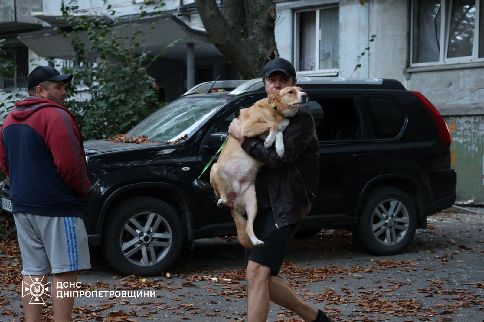 <p style="text-align: justify">რუსეთმა 20 სექტემბრის ღამეს უკრაინაში 40 რაკეტა და დაახლოებით 580 დრონი გაუშვა, სამიზნე სამოქალაქო ინფრასტრუქტურა იყო, - ამის შესახებ უკრაინის პრეზიდენტმა ვოლოდიმირ ზელენსკიმ განაცხადა.</p><p style="text-align: justify">დნეპროპეტროვსკი და მიმდებარე რეგიონი, ნიკოლაევი, ჩერნიგოვი, ზაპოროჟიე და პოლტავას, კიევის, ოდესის, სუმის და ხარკოვის ოლქები თავდასხმის ქვეშ იყვნენ.</p><p style="text-align: justify">"მტრის სამიზნე ჩვენი ინფრასტრუქტურა, საცხოვრებელი ადგილები და სამოქალაქო ბიზნესები იყო. დნეპროპეტროვსკში დაფიქსირდა კასეტური საბრძოლო მასალის შემცველი რაკეტის პირდაპირი დარტყმა მრავალსართულიან შენობაზე“, - განაცხადა პრეზიდენტმა.</p><p style="text-align: justify">ზელენსკიმ განაცხადა, რომ დაბომბვის შედეგად ათობით ადამიანი დაშავდა, დაიღუპა სამი ადამიანი.</p><p style="text-align: justify">როგორც უკრაინის პრეზიდენტმა აღნიშნა, თითოეული ასეთი დარტყმა რუსეთის მიზანმიმართული სტრატეგიაა მშვიდობიანი მოსახლეობის დაშინებისა და ინფრასტრუქტურის განადგურების მიზნით.</p><p style="text-align: justify">"სწორედ ამიტომ არის საჭირო ძლიერი საერთაშორისო რეაგირება. უკრაინამ დაამტკიცა, რომ მას შეუძლია დაიცვას საკუთარი თავი და ევროპა, მაგრამ საიმედო ფარის შესაქმნელად, ჩვენ ერთად უნდა ვიმოქმედოთ: გავაძლიეროთ საჰაერო თავდაცვა, გავზარდოთ იარაღის მიწოდება და გავაფართოოთ სანქციები რუსული სამხედრო მანქანისა და მისი დამფინანსებელი სექტორების წინააღმდეგ“, - განაცხადა ზელენსკიმ.</p><p>&nbsp;</p>