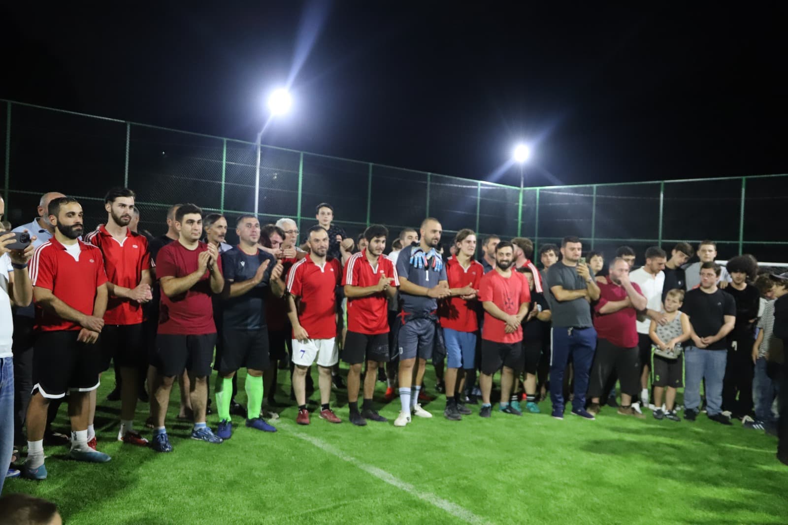 <p style="text-align: justify">სოფელ სათემოში, ახლად გახსნილ მინი მოედანზე, მინი ფეხბურთში ქართლოს ჭუმბურიძის სახელობის მე-11 ტრადიციული ტურნირის ფინალი გაიმართა. თასის დასაუფლებლად &nbsp;წელს 10 გუნდი იბრძოდა. &nbsp;გამარჯვება კი ზედა სიმონეთის გუნდმა მოიპოვა, მეორე და მესამე ადგილებზე, სოფელ ნახშირღელეს და სათემოს გუნდები გავიდნენ.</p><p style="text-align: justify">გამარჯვებულ გუნდებს თასები, მედლები და სიგელები მუნიციპალიტეტის მერმა მანუჩარ რობაქიძემ და ირფფ-ის პრეზიდენტმა დავით რუხაძემ გადასცეს. ფედერაციის და ადგილობრივი თვითმმართველობის წარმომადგენლებმა, ასევე ქართლოს ჭუმბურიძის ოჯახის წევრებმა, ტურნირის 9 სხვადასხვა ნომინაციაში გამარჯვებულებიც დააჯილდოვეს.</p><p style="text-align: justify">სპორტული ღონისძიება ირფფ-ის ორგანიზებით და მუნიციპალიტეტის ადგილობრივი თვითმმართველობის ხელშეწყობით ჩატარდა.</p>