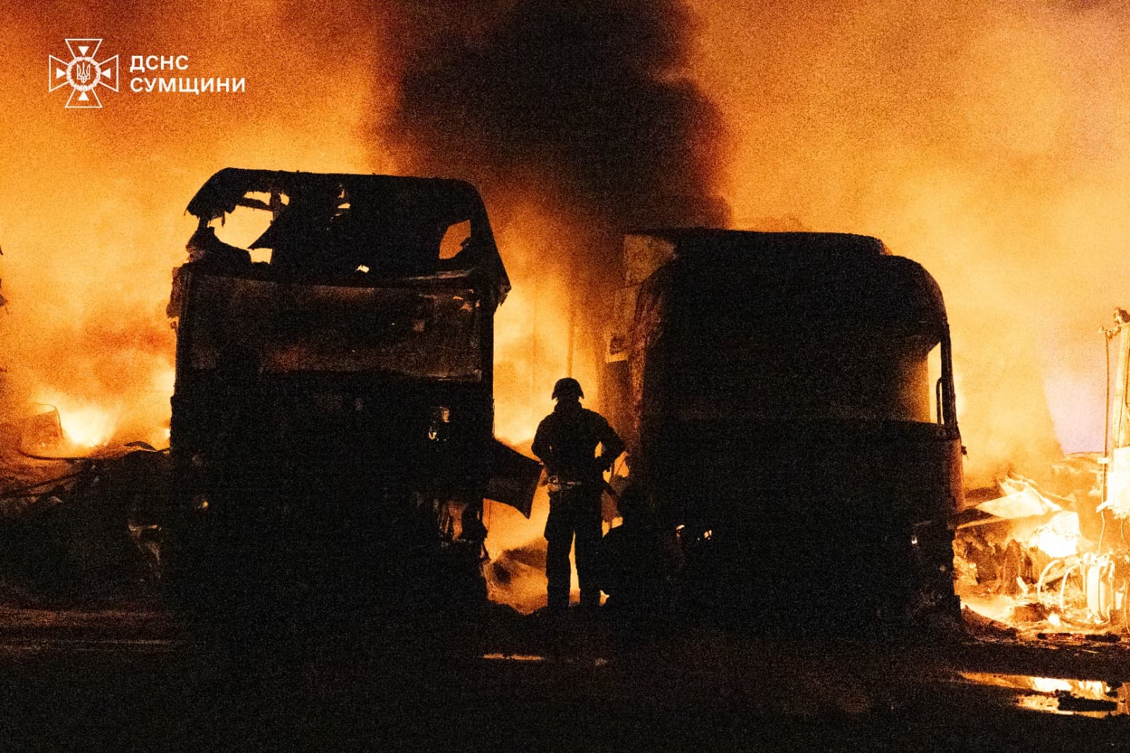 <p style="text-align: justify">28 სექტემბრის ღამეს, რუსეთის არმიამ უკრაინის მიმართულებით თითქმის 500 თავდასხმის დრონი გაუშვა, ოკუპანტებმა ასევე 40-ზე მეტი რაკეტა გამოიყენეს, მათ შორის "კინჟალის" ტიპის რაკეტები, - ამის შესახებ უკრაინის პრეზიდენტმა ვოლოდიმირ ზელენსკიმ განაცხადა.</p><p style="text-align: justify">"რუსეთის მასშტაბური თავდასხმა უკრაინაზე 12 საათზე მეტხანს გაგრძელდა. სასტიკი დარტყმები, განზრახ და მიზანმიმართული ტერორი ჩვეულებრივი ქალაქების წინააღმდეგ - თითქმის 500 თავდასხმის დრონი და 40-ზე მეტი რაკეტა, მათ შორის "კინჟალის" ტიპის რაკეტები", - განაცხადა უკრაინის პრეზიდენტმა.</p><p style="text-align: justify">მისივე თქმით, მტრის თავდასხმის მთავარი სამიზნეები იყო კიევი და მიმდებარე რეგიონი, ზაპოროჟიეს, ხმელნიცკის, სუმის და ოდესის ოლქები.</p><p style="text-align: justify">"რუსეთის დარტყმის სამიზნე გახდა პურის ქარხანა, ავტომობილების საბურავების საწარმო, კერძო და მრავალსართულიანი სახლები და სამოქალაქო ინფრასტრუქტურა. ეს ვერაგი თავდასხმა მოხდა პრაქტიკულად გაეროს გენერალური ასამბლეის კვირის ბოლოს და სწორედ ასე აფიქსირებს რუსეთი თავის რეალურ პოზიციას.&nbsp; მოსკოვს სურს ომისა და მკვლელობის გაგრძელება და მსოფლიოს მხრიდან მხოლოდ უდიდეს ზეწოლას იმსახურებს. ჩვენ გავაგრძელებთ საპასუხო დარტყმებს, რომ რუსეთს შემოსავლის მიღების შესაძლებლობა მოვუსპოთ და ვაიძულოთ დიპლომატია", - განაცხადა უკრაინის პრეზიდენტმა.</p><p style="text-align: justify">რუსი ოკუპანტები 28 სექტემბრის ღამეს კიევს, კიევის ოლქს, ზაპოროჟიეს, ხმელნიცკის, სუმის და ოდესის ოლქებს დაესხნენ თავს. კიევში თავდასხმის შედეგად ოთხი ადამიანი დაიღუპა, მათ შორის 12 წლის ბავშვი. დედაქალაქში ასევე ცამეტი ადამიანი დაშავდა. უკრაინის მასშტაბით, სულ მცირე 40 ადამიანი დაშავდა, მათ შორის ბავშვები.</p>