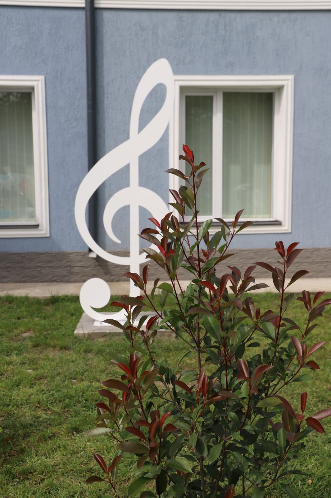 <p style="text-align: justify">თერჯოლის მუნიციპალიტეტის მერმა მანუჩარ რობაქიძემ ვაჟა კუბლაშვილის სახელობის სამუსიკო სკოლის ახლად რეაბილიტირებული შენობა გახსნა.</p><p style="text-align: justify">მუნიციპალიტეტის მერიის ინფორმაციით, სამუსიკო სკოლაში, რეგიონული განვითარების ფონდისა და ადგილობრივი ბიუჯეტის თანადაფინანსებით, სრული რეაბილიტაცია განხორციელდა - შეიცვალა სახურავი, შეკეთდა და შეიღება გარე ფასადი, შემოიღობა და გამწვანდა სკოლის ეზო, დამონტაჟდა გათბობის ახალი სისტემა და განახლდა ინვენტარი. სამუსიკო სკოლაში, ამჟამად, 4 სხვადასხვა მუსიკალური მიმართულებით 173 მოსწავლე სწავლობს.</p><p style="text-align: justify">დღესვე, ღონისძიების ფარგლებში, გაიხსნა მომღერლისა და სახალხო არტისტის ვაჟა კუბლაშვილის ბიუსტი.</p><p style="text-align: justify">მერთან ერთად, სამუსიკო სკოლის გახსნის საზეიმო ღონისძიებას პარლამენტის წევრი ზვიად შალამბერიძე, საკრებულოს თავმჯდომარის მოადგილე დავით გოგბერაშვილი და იმერეთის სახელმწიფო რწმუნებულის ადმინისტრაციის წარმომადგენლები დაესწრნენ.</p><p style="text-align: justify">თერჯოლის სამუსიკო სკოლის რეაბილიტაციისთვის ცენტრალური და ადგილობრივი ბიუჯეტიდან, ჯამში, დაახლოებით, 1 მლნ ლარი დაიხარჯა.</p>