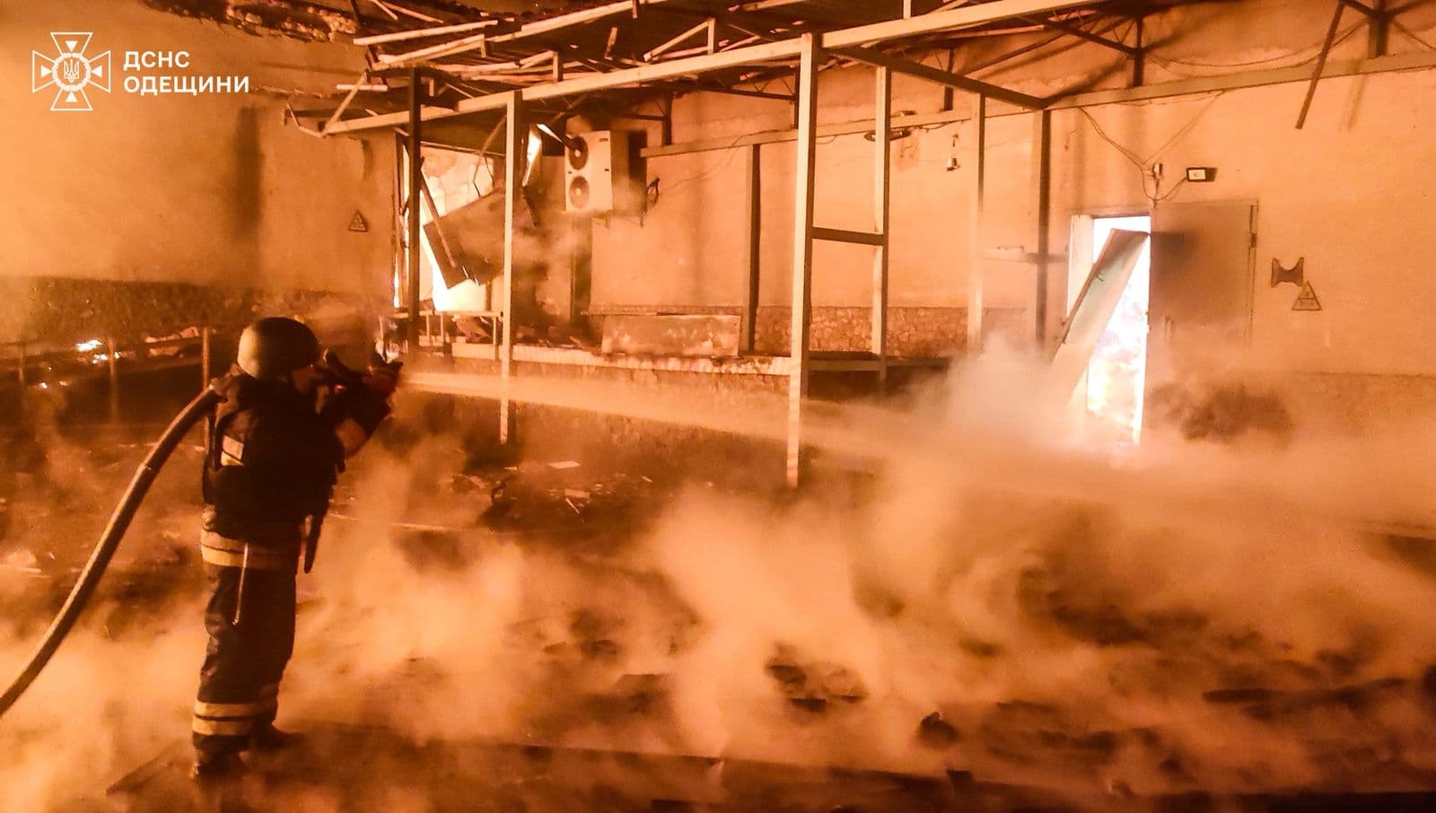 <p style="text-align: justify">28 სექტემბრის ღამეს, რუსეთის არმიამ უკრაინის მიმართულებით თითქმის 500 თავდასხმის დრონი გაუშვა, ოკუპანტებმა ასევე 40-ზე მეტი რაკეტა გამოიყენეს, მათ შორის "კინჟალის" ტიპის რაკეტები, - ამის შესახებ უკრაინის პრეზიდენტმა ვოლოდიმირ ზელენსკიმ განაცხადა.</p><p style="text-align: justify">"რუსეთის მასშტაბური თავდასხმა უკრაინაზე 12 საათზე მეტხანს გაგრძელდა. სასტიკი დარტყმები, განზრახ და მიზანმიმართული ტერორი ჩვეულებრივი ქალაქების წინააღმდეგ - თითქმის 500 თავდასხმის დრონი და 40-ზე მეტი რაკეტა, მათ შორის "კინჟალის" ტიპის რაკეტები", - განაცხადა უკრაინის პრეზიდენტმა.</p><p style="text-align: justify">მისივე თქმით, მტრის თავდასხმის მთავარი სამიზნეები იყო კიევი და მიმდებარე რეგიონი, ზაპოროჟიეს, ხმელნიცკის, სუმის და ოდესის ოლქები.</p><p style="text-align: justify">"რუსეთის დარტყმის სამიზნე გახდა პურის ქარხანა, ავტომობილების საბურავების საწარმო, კერძო და მრავალსართულიანი სახლები და სამოქალაქო ინფრასტრუქტურა. ეს ვერაგი თავდასხმა მოხდა პრაქტიკულად გაეროს გენერალური ასამბლეის კვირის ბოლოს და სწორედ ასე აფიქსირებს რუსეთი თავის რეალურ პოზიციას.&nbsp; მოსკოვს სურს ომისა და მკვლელობის გაგრძელება და მსოფლიოს მხრიდან მხოლოდ უდიდეს ზეწოლას იმსახურებს. ჩვენ გავაგრძელებთ საპასუხო დარტყმებს, რომ რუსეთს შემოსავლის მიღების შესაძლებლობა მოვუსპოთ და ვაიძულოთ დიპლომატია", - განაცხადა უკრაინის პრეზიდენტმა.</p><p style="text-align: justify">რუსი ოკუპანტები 28 სექტემბრის ღამეს კიევს, კიევის ოლქს, ზაპოროჟიეს, ხმელნიცკის, სუმის და ოდესის ოლქებს დაესხნენ თავს. კიევში თავდასხმის შედეგად ოთხი ადამიანი დაიღუპა, მათ შორის 12 წლის ბავშვი. დედაქალაქში ასევე ცამეტი ადამიანი დაშავდა. უკრაინის მასშტაბით, სულ მცირე 40 ადამიანი დაშავდა, მათ შორის ბავშვები.</p>