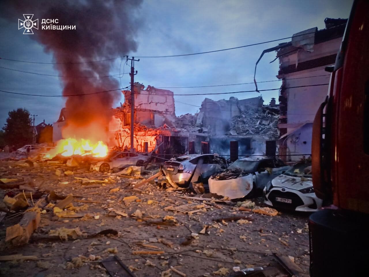 <p style="text-align: justify">28 სექტემბრის ღამეს, რუსეთის არმიამ უკრაინის მიმართულებით თითქმის 500 თავდასხმის დრონი გაუშვა, ოკუპანტებმა ასევე 40-ზე მეტი რაკეტა გამოიყენეს, მათ შორის "კინჟალის" ტიპის რაკეტები, - ამის შესახებ უკრაინის პრეზიდენტმა ვოლოდიმირ ზელენსკიმ განაცხადა.</p><p style="text-align: justify">"რუსეთის მასშტაბური თავდასხმა უკრაინაზე 12 საათზე მეტხანს გაგრძელდა. სასტიკი დარტყმები, განზრახ და მიზანმიმართული ტერორი ჩვეულებრივი ქალაქების წინააღმდეგ - თითქმის 500 თავდასხმის დრონი და 40-ზე მეტი რაკეტა, მათ შორის "კინჟალის" ტიპის რაკეტები", - განაცხადა უკრაინის პრეზიდენტმა.</p><p style="text-align: justify">მისივე თქმით, მტრის თავდასხმის მთავარი სამიზნეები იყო კიევი და მიმდებარე რეგიონი, ზაპოროჟიეს, ხმელნიცკის, სუმის და ოდესის ოლქები.</p><p style="text-align: justify">"რუსეთის დარტყმის სამიზნე გახდა პურის ქარხანა, ავტომობილების საბურავების საწარმო, კერძო და მრავალსართულიანი სახლები და სამოქალაქო ინფრასტრუქტურა. ეს ვერაგი თავდასხმა მოხდა პრაქტიკულად გაეროს გენერალური ასამბლეის კვირის ბოლოს და სწორედ ასე აფიქსირებს რუსეთი თავის რეალურ პოზიციას.&nbsp; მოსკოვს სურს ომისა და მკვლელობის გაგრძელება და მსოფლიოს მხრიდან მხოლოდ უდიდეს ზეწოლას იმსახურებს. ჩვენ გავაგრძელებთ საპასუხო დარტყმებს, რომ რუსეთს შემოსავლის მიღების შესაძლებლობა მოვუსპოთ და ვაიძულოთ დიპლომატია", - განაცხადა უკრაინის პრეზიდენტმა.</p><p style="text-align: justify">რუსი ოკუპანტები 28 სექტემბრის ღამეს კიევს, კიევის ოლქს, ზაპოროჟიეს, ხმელნიცკის, სუმის და ოდესის ოლქებს დაესხნენ თავს. კიევში თავდასხმის შედეგად ოთხი ადამიანი დაიღუპა, მათ შორის 12 წლის ბავშვი. დედაქალაქში ასევე ცამეტი ადამიანი დაშავდა. უკრაინის მასშტაბით, სულ მცირე 40 ადამიანი დაშავდა, მათ შორის ბავშვები.</p>