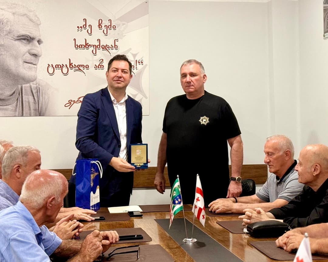 აფხაზეთის მთავრობის წარმომადგენლები აფხაზეთიდან დევნილ ომის ვეტერანებს შეხვნენ