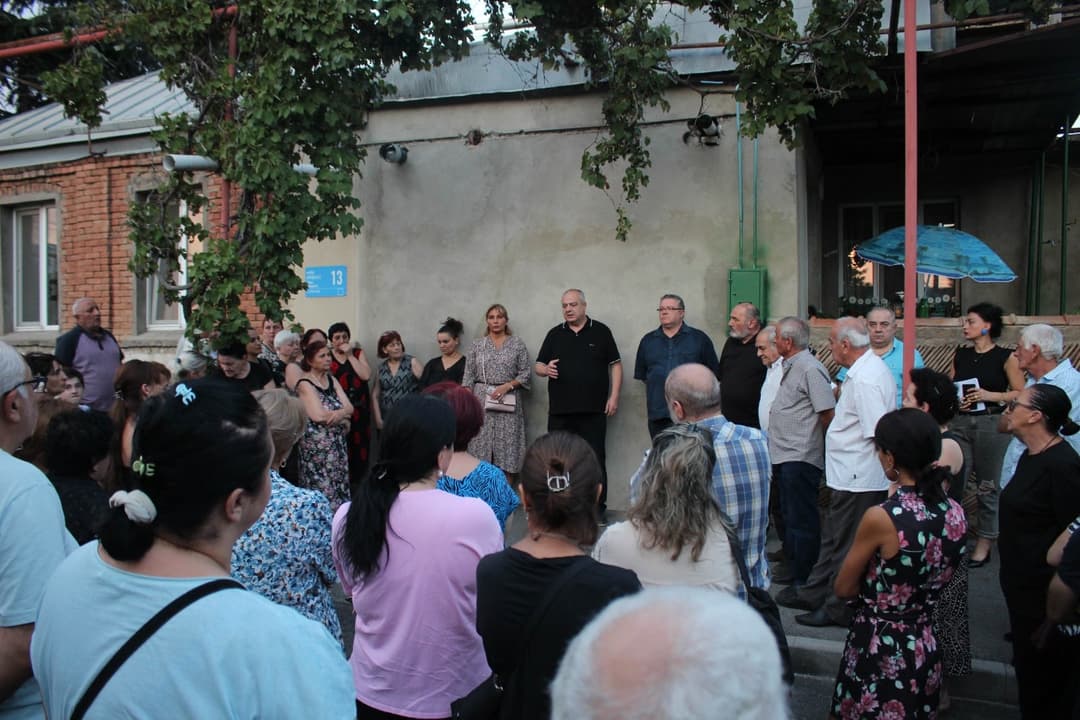 ძველი ნაძალადევი-ლოტკინის მაჟორიტარობის კანდიდატი "ქართული ოცნებიდან" დავით ჭელიძე ადგილობრივ მოსახლეობას ხვდება