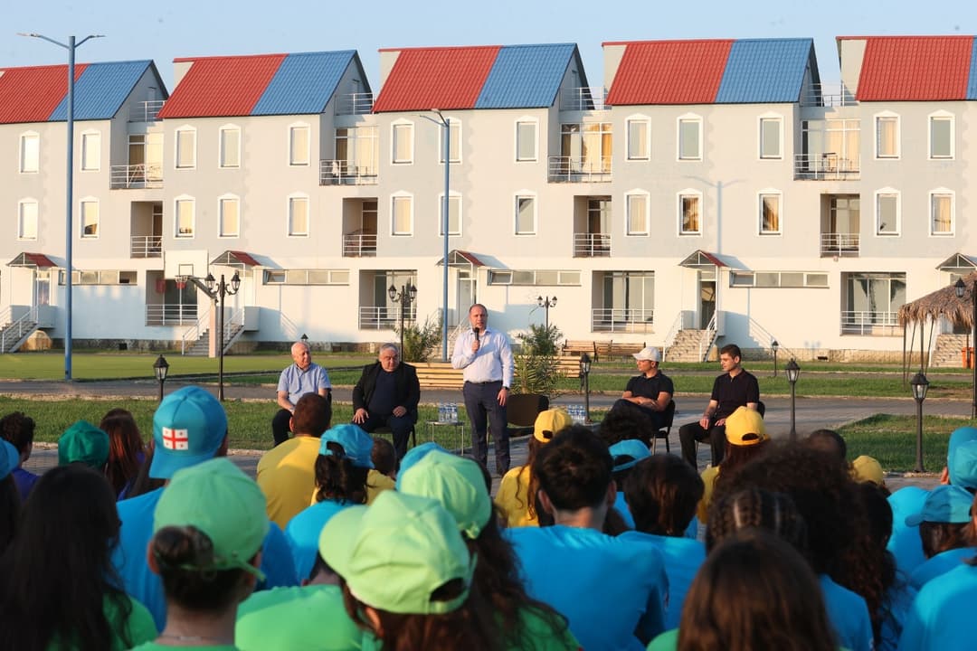 გივი მიქანაძე ანაკლიის ახალგაზრდულ ბანაკში თბილისის სახელმწიფო უნივერსიტეტის სტუდენტებს შეხვდა