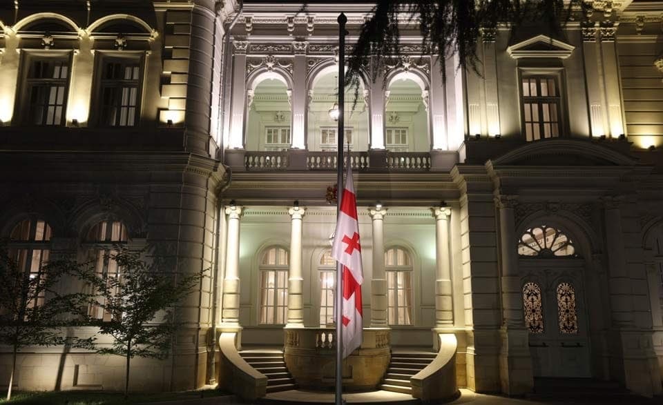 აფხაზეთის ომში დაღუპულთა ხსოვნისადმი პატივის მიგების მიზნით, პრეზიდენტის სასახლეზე სახელმწიფო დროშა დაეშვა