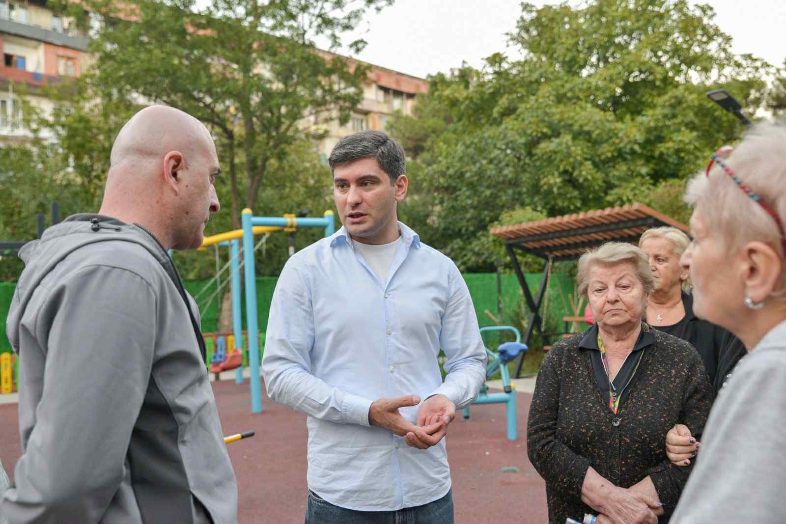 <p style="text-align: justify">ნაძალადევის რაიონის მაჟორიტარობის კანდიდატი “ქართული ოცნებიდან”, ირაკლი ბენდელიანი ამჯერად ზღვისუბნის მე-11 მრ, მე-2 კვ, N29 კორპუსის მცხოვრებლებს სკვერში შეხვდა, რომელიც გასულ წელს სრულად რეაბილიტირდა.</p><p style="text-align: justify">მაჟორიტარობის კანდიდატს ძალიან დადებითი და პოზიტიური შეხვედრა ჰქონდა. ამომრჩეველს მოლოდინი აქვს, რომ კიდევ ბევრი პროექტი განხორციელდება ზღვისუბანში.</p><p style="text-align: justify">ბენდელიანის თქმით, “მიუხედავად შესრულებული სამუშაოებისა, გამოწვევები კვლავ რჩება, რისთვისაც ჩვენ ერთად ვიმუშავებთ და ეტაპობრივად აღმოვფხვრით ყველა ამ პრობლემას”.</p><p style="text-align: justify">მას ასევე სჯერა, რომ მომავალი წლები კიდევ უფრო ეფექტიანი და ნაყოფიერი იქნება ჩვენი უბნისთვის და ზოგადად დედაქალაქისთვის.</p>