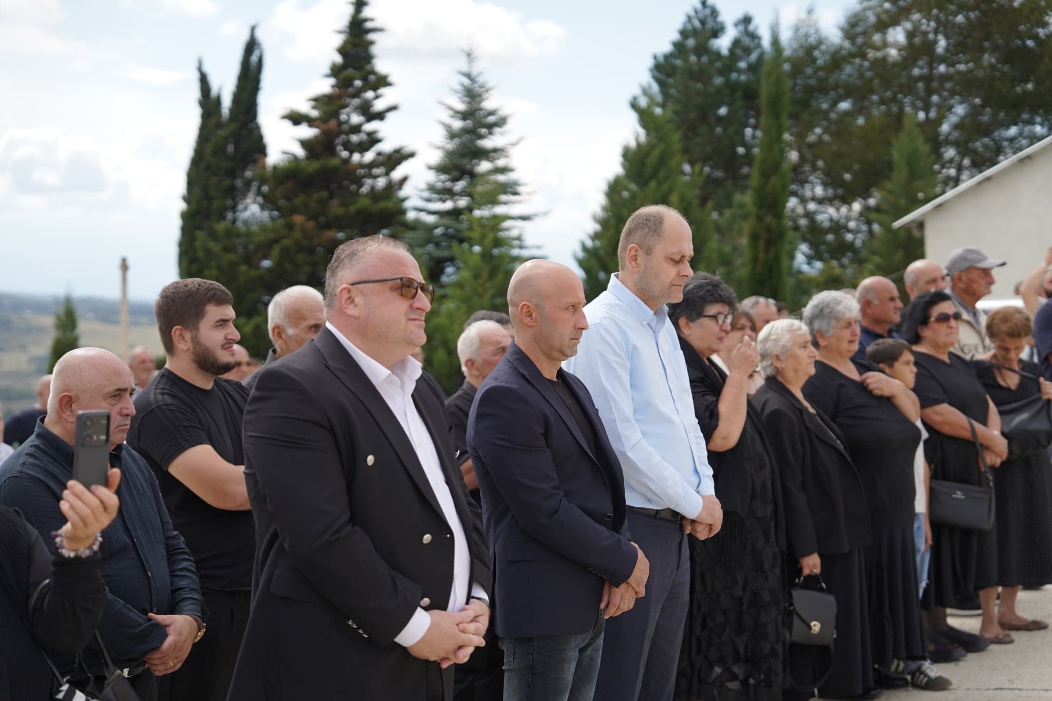 <p style="text-align: justify">დღეს შინდისის გმირის შმაგი კუპატაძის დაბადების დღეა.</p><p style="text-align: justify">ამ &nbsp;დღეს &nbsp;ჭიათურის მუნიციპალიტეტის მერობის კანდიდატმა გივი მოდებაძემ, მერის მოვალეობის შემსრულებელმა დავით წერეთელმა და პარტია „ქართული ოცნების“ მაჟორიტარი და პროპორციული სიის კანდიდატებმა პატივი მიაგეს შმაგი კუპატაძის უკვდავ ხსოვნას და სოფელ ღვითორში გვირგვინით შეამკეს მისი სახელობის მემორიალი, რომელიც მიმდინარე წლის აგვისტოში საზეიმოდ გაიხსნა.</p><p style="text-align: justify">ღონისძიებას ესწრებოდნენ შინდისის გმირების ოჯახის წევრები, რომლებიც მიწვეული იყვნენ მერიის ორგანიზებით. მემორიალთან აღევლინა პარაკლისი დაღუპული გმირების სულების მოსახსენებლად.</p><p style="text-align: justify">მნიშვნელოვანი იყო კულტურის ცენტრის შემოქმედებითი ჯგუფის მიერ წარმოდგენილი პერფორმანსი, რომელიც ძალზე შთამბეჭდავად ასახავდა იმ მძიმე წუთებს, რაც გმირებმა სამშობლოს დასაცავად გამოიარეს.</p><p style="text-align: justify">დღესვე გადაწყდა, რომ საფუძველი ჩაეყაროს ტრადიციას – ყოველი წლის 11 სექტემბერს, შმაგი კუპატაძის დაბადების დღეს, სოფელ ღვითორში მოიწვიონ შინდისის გმირების ოჯახები, რაც იქნება არა მხოლოდ პატივისცემა მათი უდიდესი თავდადებისთვის, არამედ მაგალითი მომავალი თაობისთვის - თაობისთვის, რომელიც უნდა აღიზარდოს იმ გმირების სიყვარულით, ვინც თავგანწირვით დაიცვა სამშობლო.</p>