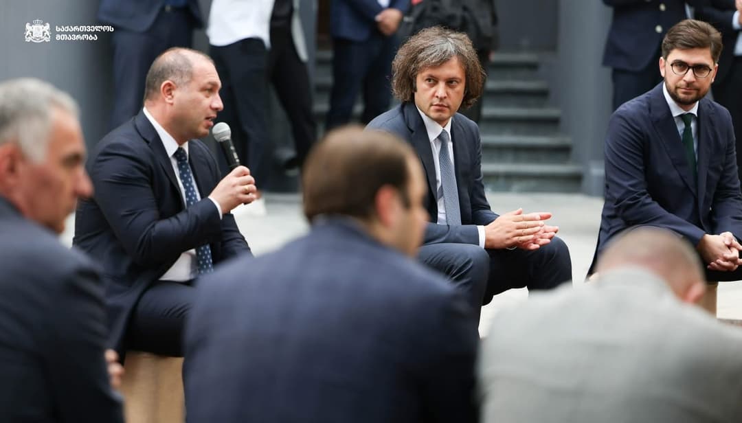 ირაკლი კობახიძე, მთავრობისა და პარლამენტის წევრებთან ერთად, ფოთში ახალგაზრდებს შეხვდა