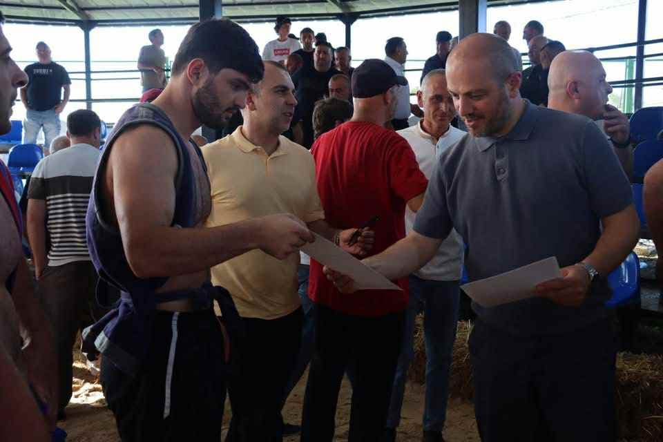 "ქართული ოცნების" გორის მერობის კანდიდატმა კონსტანტინე ბუზალაძემ ახალი საჭიდაო არენა გახსნა