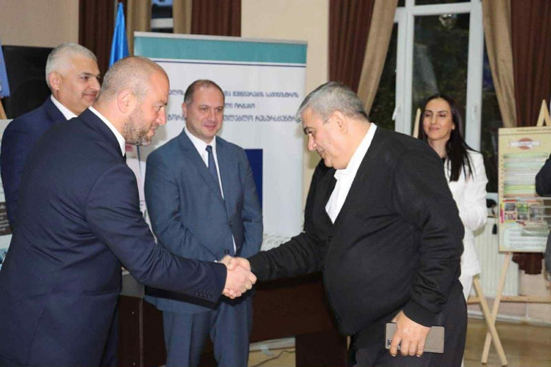 კონსტანტინე ბუზალაძე გივი მიქანაძესთან ერთად მასწავლებლის ეროვნულ პრემიაზე წარდგენილ მასწავლებლებს შეხვდა