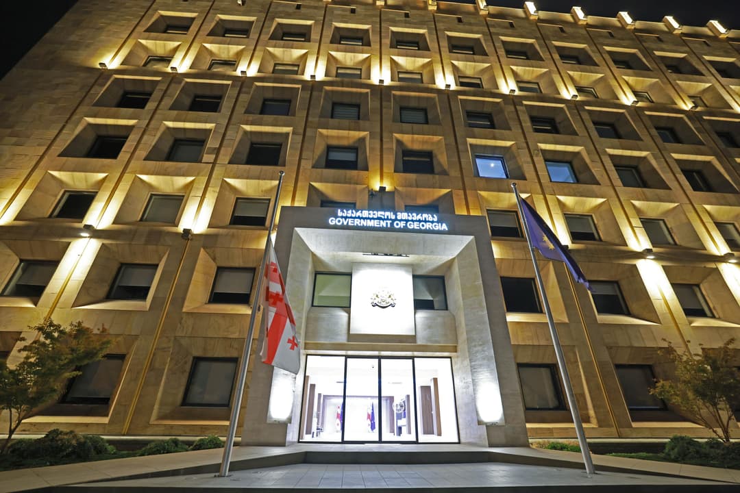 სოხუმის დაცემის დღესთან დაკავშირებით მთავრობის ადმინისტრაციის შენობაზე სახელმწიფო დროშა დაეშვა