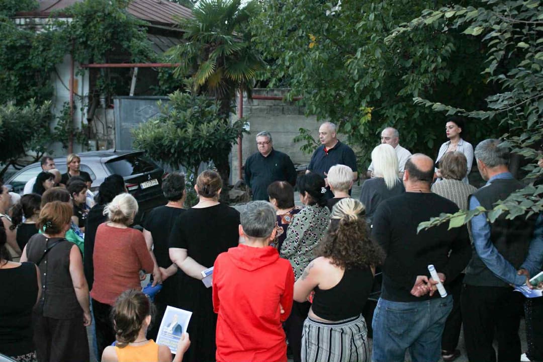 ძველი ნაძალადევი-ლოტკინის მაჟორიტარობის კანდიდატი დავით ჭელიძე ამომრჩევლებს კაჭრეთის და ურიდიას ქუჩებზე შეხვდა