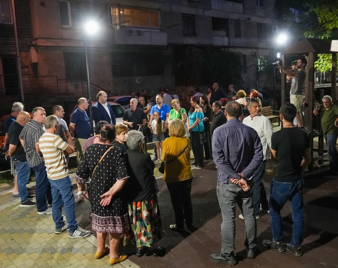 "ქართული ოცნების" მაჟორიტარობის კანდიდატი შალვა მაისურაძე ნაძალადევის რაიონის მოსახლეობას ხვდება