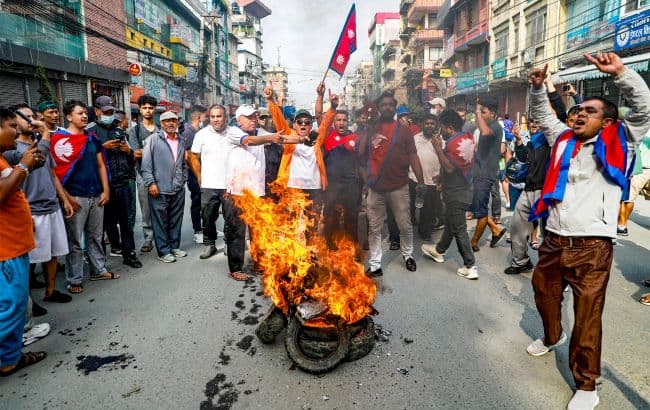 დამწვარი პარლამენტი, გაქცეული ხელისუფლება - რა ხდება ნეპალში მასშტაბური საპროტესტო აქციების შემდეგ