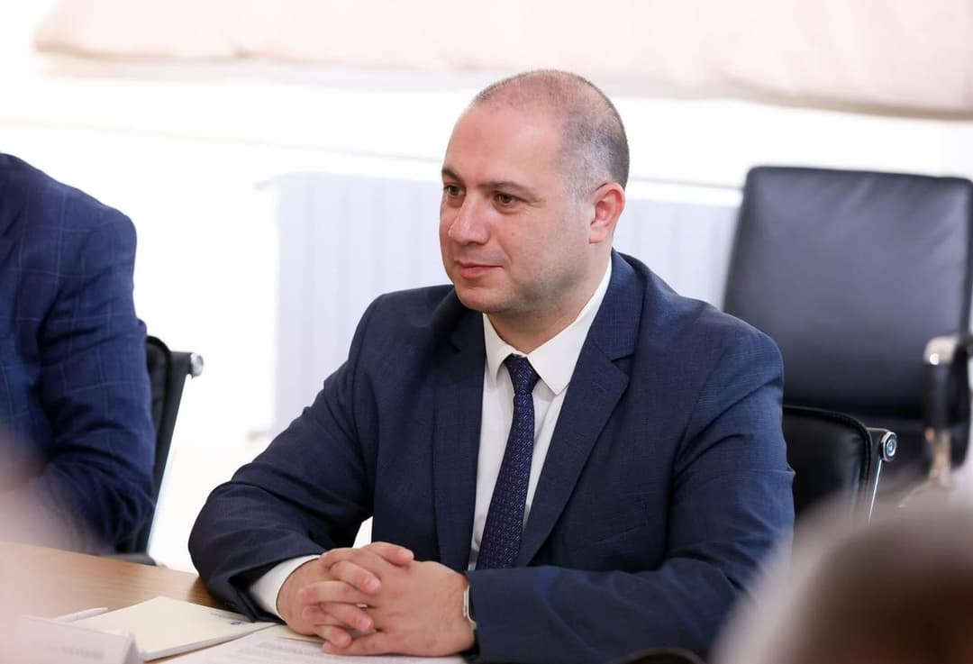 გივი მიქანაძე მოსწავლეებს, მასწავლებლებს და მშობლებს ახალი სასწავლო წლის დაწყებას ულოცავს