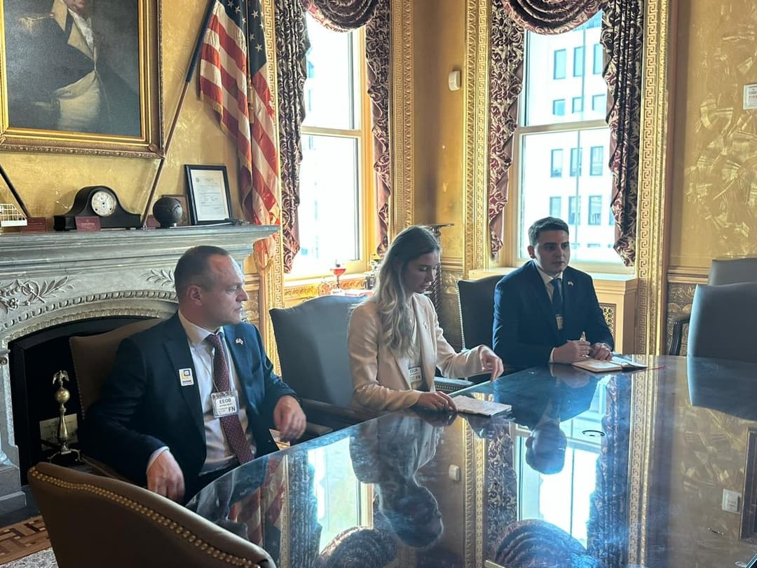 თინა ბოკუჩავა პარტიის ლიდერებთან ერთად თეთრ სახლში უშიშროების საბჭოს წარმომადგენლებს შეხვდა